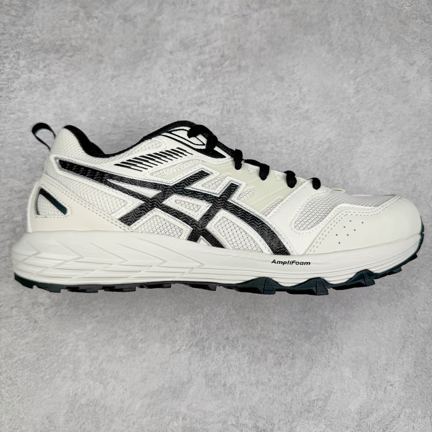 Asics Gel-Sonoma CN 亚瑟士越野防滑耐磨低帮跑步鞋 ASICS（亚瑟士）是日本实业家鬼冢喜八郎创立的跑鞋运动品牌，名字想法源自著名的拉丁谚语“AnimaSana In Corpore Sano” \’，意为“健全的精神寓于强健的体魄”。正如其名字的含义，ASICS亚瑟士一直坚信保持身体的健康与活力是打造健康快乐的生活方式的最佳途径。亚瑟士的跑鞋、篮球鞋等系列集专业与美貌于一身，拥有极高的热度。2016年，ASICS在“2016年日本最佳全球品牌”排行榜名列第17名。尺码：36 37 37.5 38 39 39.5 40 40.5 41.5 42 42.5 43.5 44 45-选品中心