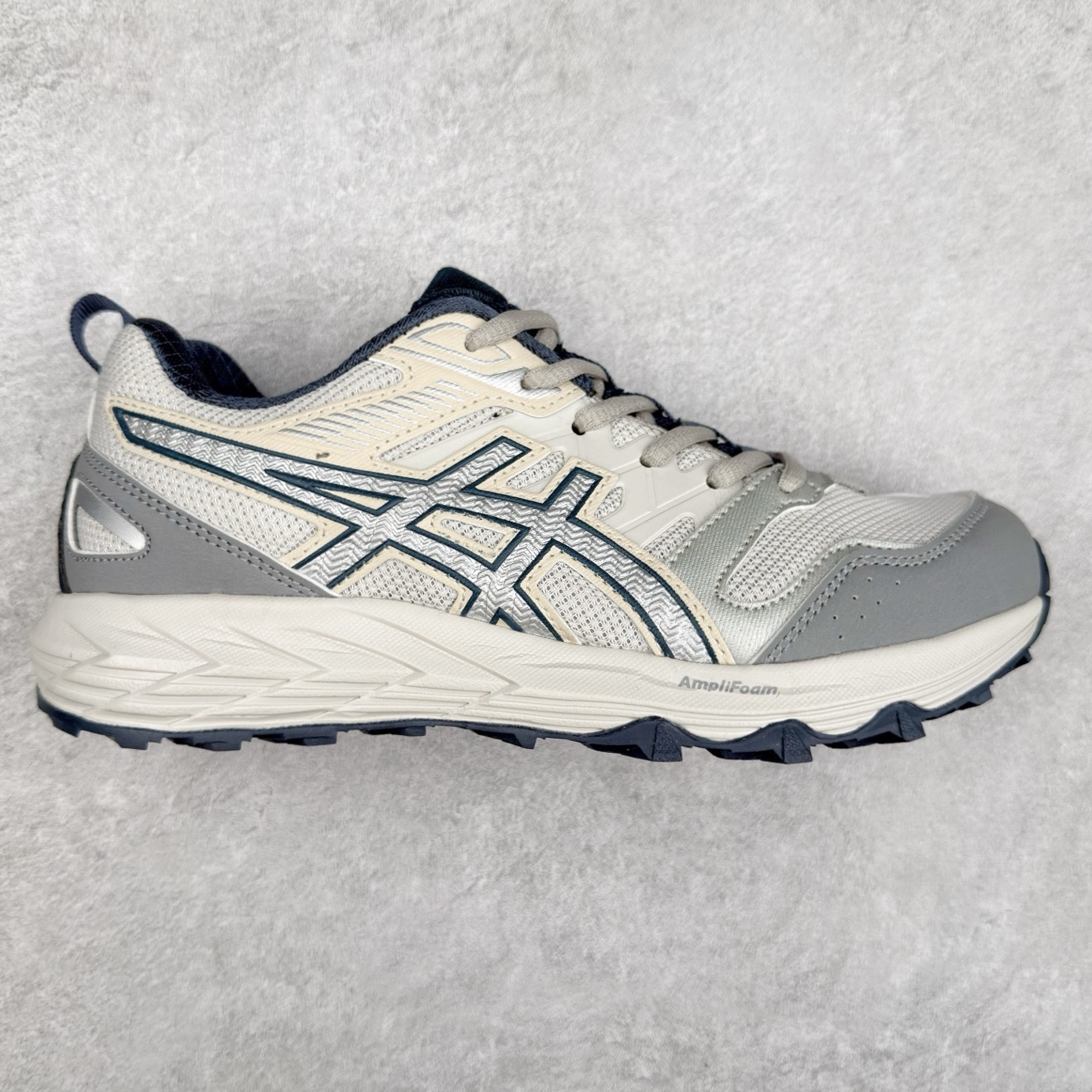 Asics Gel-Sonoma CN 亚瑟士越野防滑耐磨低帮跑步鞋 ASICS（亚瑟士）是日本实业家鬼冢喜八郎创立的跑鞋运动品牌，名字想法源自著名的拉丁谚语“AnimaSana In Corpore Sano” \'，意为“健全的精神寓于强健的体魄”。正如其名字的含义，ASICS亚瑟士一直坚信保持身体的健康与活力是打造健康快乐的生活方式的最佳途径。亚瑟士的跑鞋、篮球鞋等系列集专业与美貌于一身，拥有极高的热度。2016年，ASICS在“2016年日本最佳全球品牌”排行榜名列第17名。尺码：36 37 37.5 38 39 39.5 40 40.5 41.5 42 42.5 43.5 44 45-选品中心