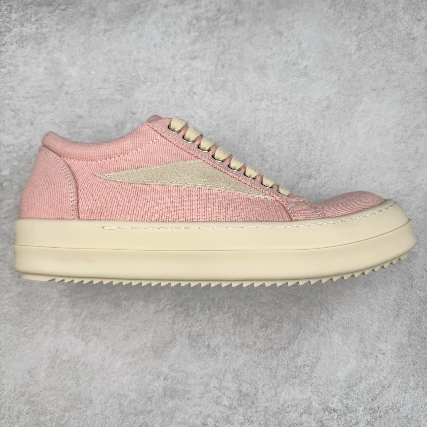 ＃F纯原 Rick Owens Edfu 瑞克·欧文斯低帮皮面时尚运动板鞋 最新版底模 drkshdw字体凸出来的 无半点色差 斜纹布的材质和间距都是极致还原 【鞋头采用原版一致工艺 又翘又歪的效果目前这个技术市面上的任何版本都达不到这个效果】【经历了3个半月时间洪师傅带领8人团队终于研究出1-1复刻还原版本 东莞厚街洪师傅是一位有着17年的开板师经验丰富的一位老师傅 一针一孔的研究 私模开发205个走针69个细节一步到位不敢说百分百💯保证有百分之98还原 慢工出细活 好的产品不怕晚 这次的开发针对艺术家 收藏家 高品质的人群 定制品牌logo的拉链 超大一比一规格礼盒装 重达3斤以上 外加定制欧文斯保护盒 配有日文、英文 双语种配件卡片 细节诠释 一件不落 鞋盒翻盖 三标 正面+底部都一一做到 虽然增加不了实质的成本 但是打磨产品的细节 再微小也会还原 尺码：38 39 40 41 42 43 44 45 46-选品中心