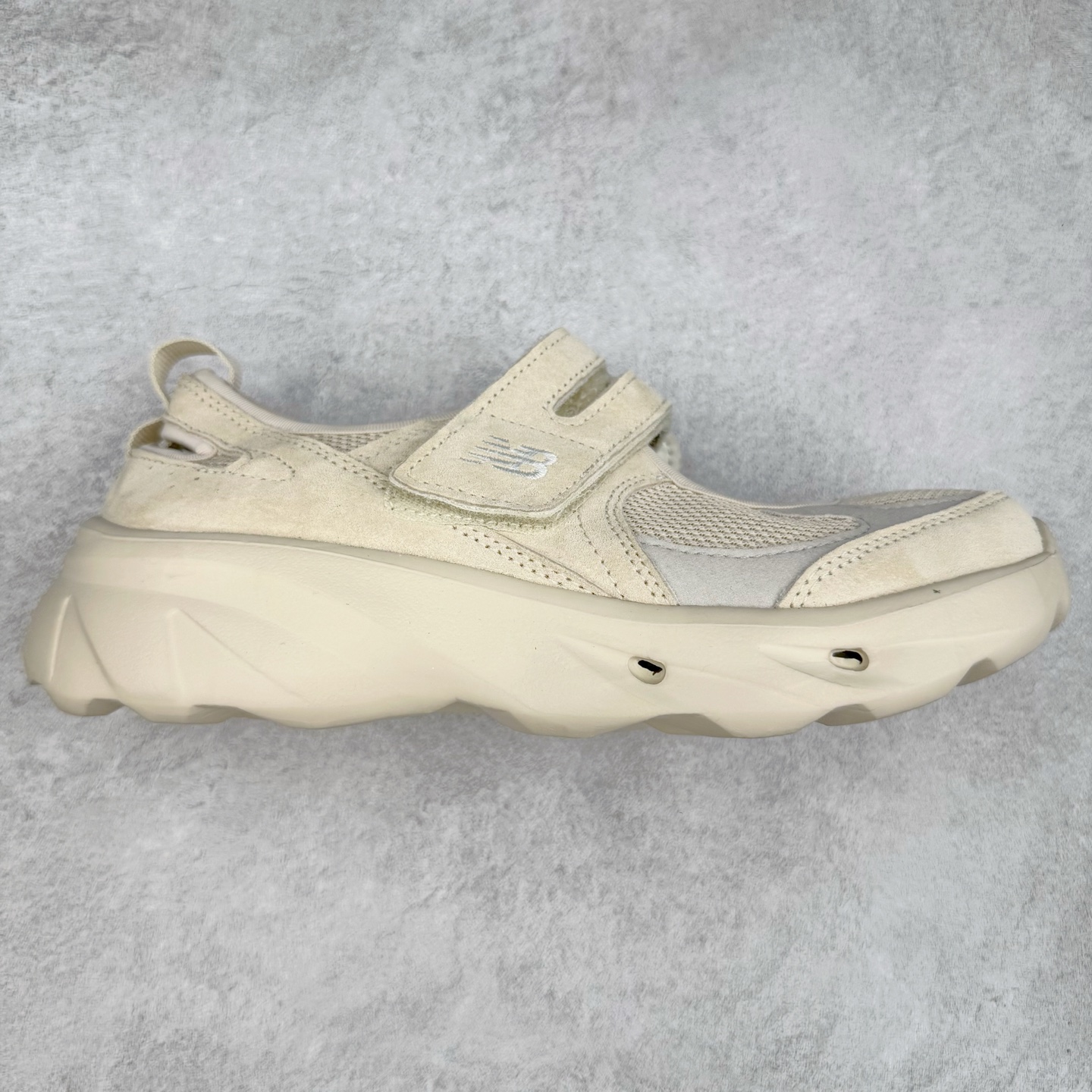 New Balance NB Breeze SD2202 舒适百搭 玛丽珍防滑耐磨低帮生活休闲鞋 随着潮流风向的转变，玛丽珍鞋赛道成为各大球鞋品牌竞相角逐的热门领域，这无疑为我们带来了更多样化的选择空间。这不，就在近日，New Balance 宣布将再度推出 New Balance BREEZE SD2202 鞋型的新配色。在鞋型方面，它有着标准的玛丽珍鞋外观，采用魔术贴取代了一般球鞋的鞋带系统，NB 的徽标也设置于此。鞋面正上方有大面积镂空设计，仔细观察，中底橡胶区域同样设有小孔，进一步增强了透气性。尺码：36 37 37.5 38 38.5 39 40-选品中心