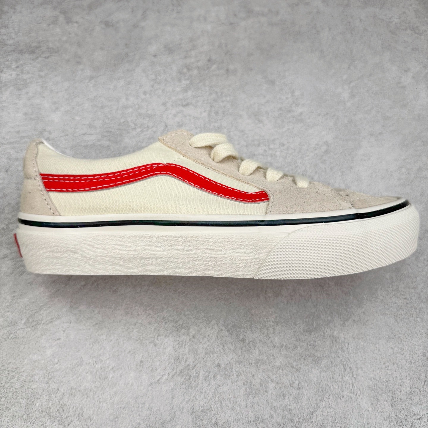 Vans SK8-Low 白红条 全新一代 低帮硫化帆布鞋 该鞋款以白红拼接勾勒出整体造型效果，米白帆布鞋面打造整体鞋身，以SK8-low鞋身为蓝本，风格极具辨识度，上脚凸显穿搭功力 尺码：35 36 36.5 37 38 38.5 39 40 40.5 41 42 42.5 43 44-选品中心