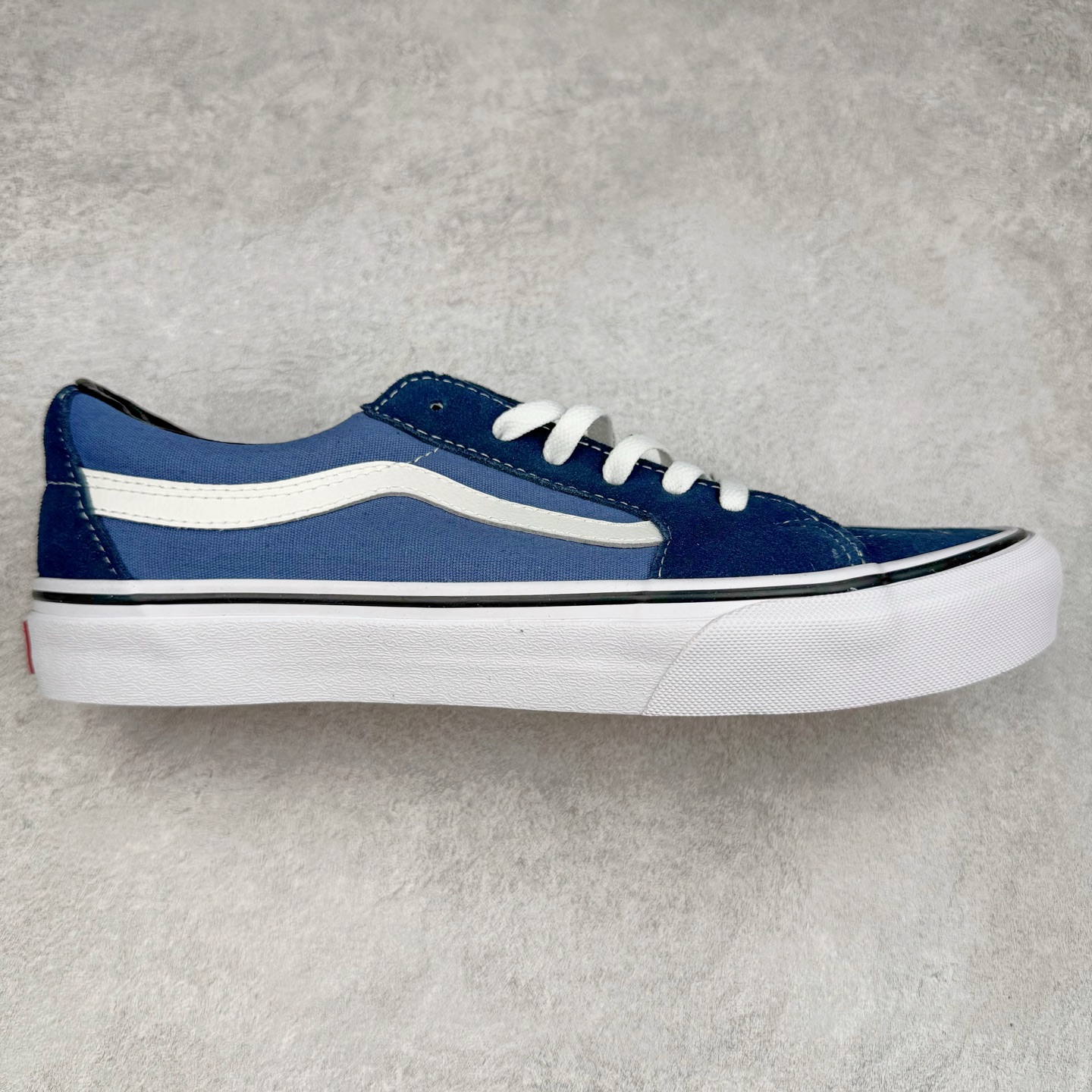 Vans SK8-Low 蓝色 全新一代 低帮硫化帆布鞋 该鞋款以白色线条勾勒出整体造型效果,蓝色帆布拼接鞋面打造整体鞋身,以SK8-low鞋身为蓝本,风格极具辨识度,上脚凸显穿搭功力 尺码:35 36 36.5 37 38 38.5 39 40 40.5 41 42 42.5 43 44-选品中心