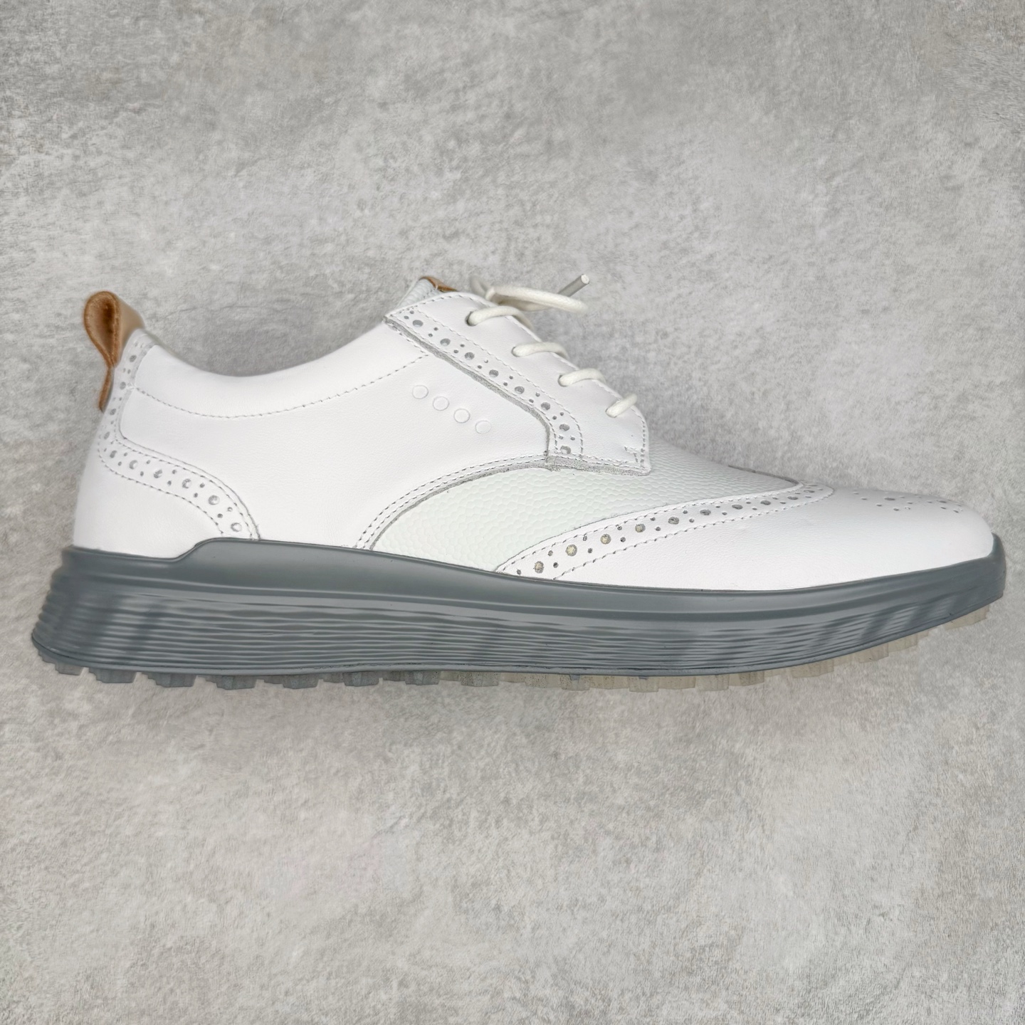 Ecco爱步男鞋新款运动鞋 跑鞋厚底增高老爹鞋 驱动系列全新款式 拼色拼接鞋面 时尚有型 牛皮与纺织品拼接 脚感舒适 出街有型 贴心套脚系带设计 舒适包裹双足 柔软细腻,亲肤透气 以摩托车粗犷胎纹为灵感 PU大底提供牵引性和支撑性 耐磨防滑提升稳定性 轻盈鞋底 舒适耐穿 户外出行 肆意洒脱 尺码:38 39 40 41 42 43 44(皮鞋码)-选品中心