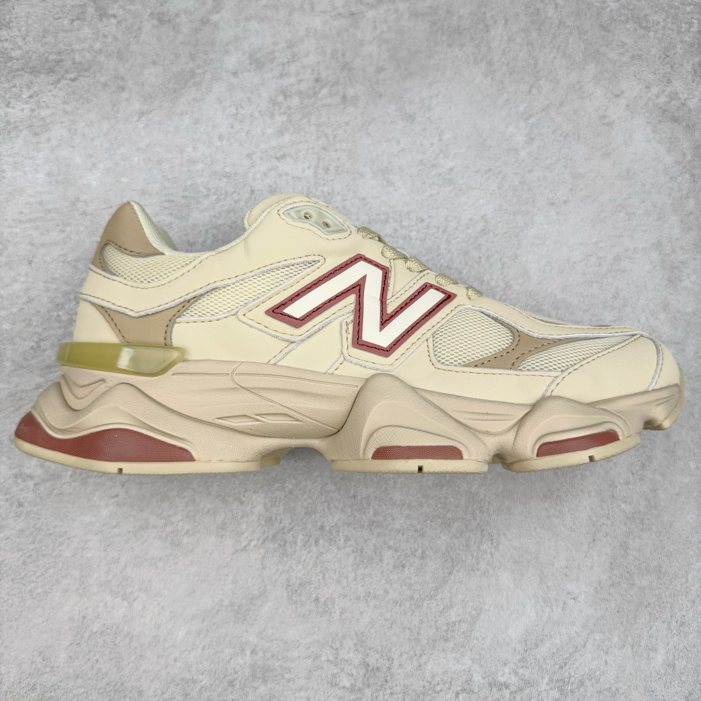 New Balance NB9060 复古运动鞋 新百伦又带来了新鞋型 并且是与芝加哥街头品牌 Joe Freshgoods 的联名款 鞋身主体采用了类似 990 系列的设计风格 与传统复古慢跑鞋区别不大 最大的变化就是鞋底部分 在传统设计的中底外层 增加了多个分区的模块 圆润的线条设计与我们熟悉的 New Balance 风格截然不同 但与同样充满弧形线条的鞋面搭配 看起来毫无违和感 尺码：36-45-选品中心
