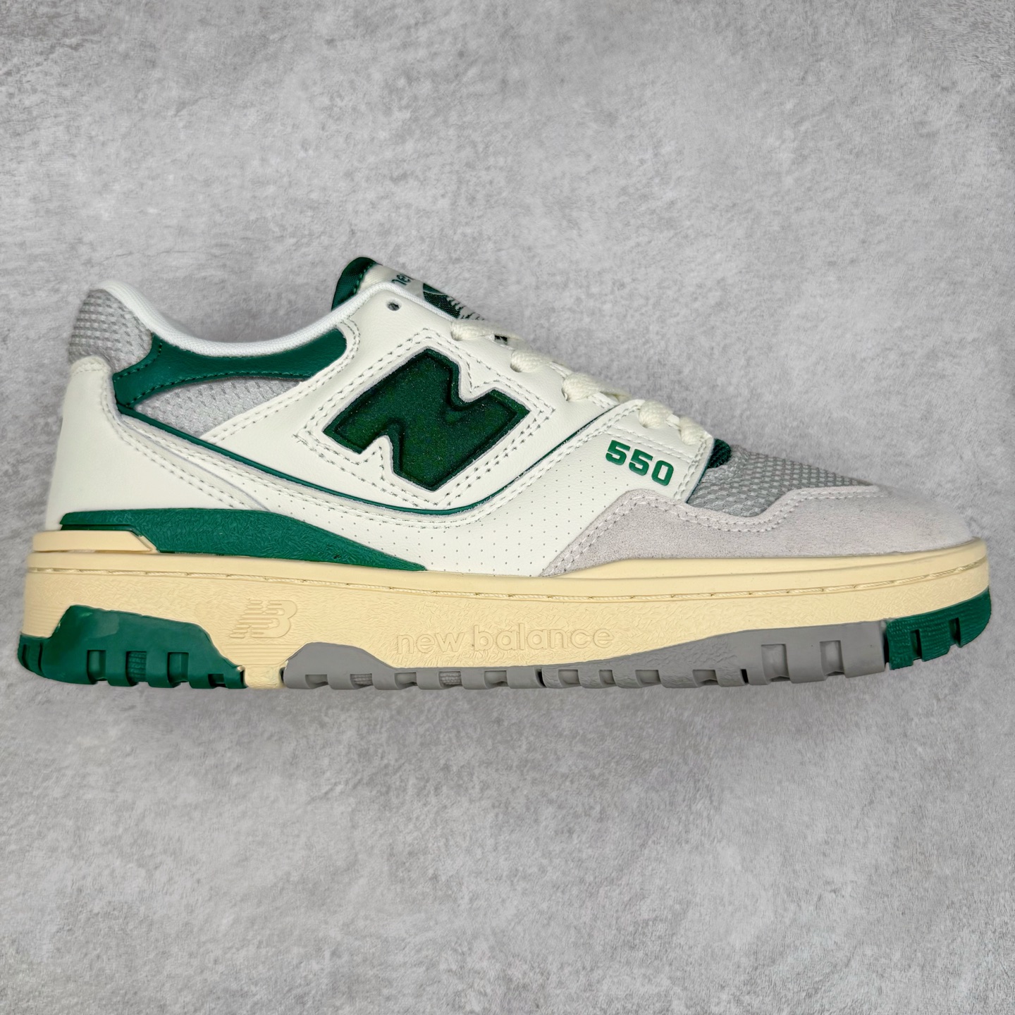 NB新百伦New Balance BB550系列经典复古低帮休闲运动篮球板鞋550 其实发迹于1989 年 是品牌历史中一款十分小众的篮球鞋履 低筒的鞋身搭配上皮革的设定让其鞋型在现今看来相当复古 同时搭配上Aimé Leon Dore刻画的四款配色 都让这款低调鞋款冲上炒价热搜 也因此让更多鞋迷知悉这款NB 鞋履 相比NB 550 来说 Louis Vuitton 所发表的LV Trainer 运动鞋就是知名度较高的一款球鞋了 由品牌男装创意总监Virgil Abloh 利用复古篮球鞋作为灵感刻画而成 搭配上LV 高质感皮革的陪衬成为当今精品时尚球鞋的代表作品 仔细一看New Balance 550 与Louis Vuitton LV Trainer 都以「篮球鞋」为蓝图 复古鞋貌的特色氛围也极其相似 尺码：36 37 37.5 38 38.5 39 40 40.5 41.5 42 42.5 43 44 45-选品中心