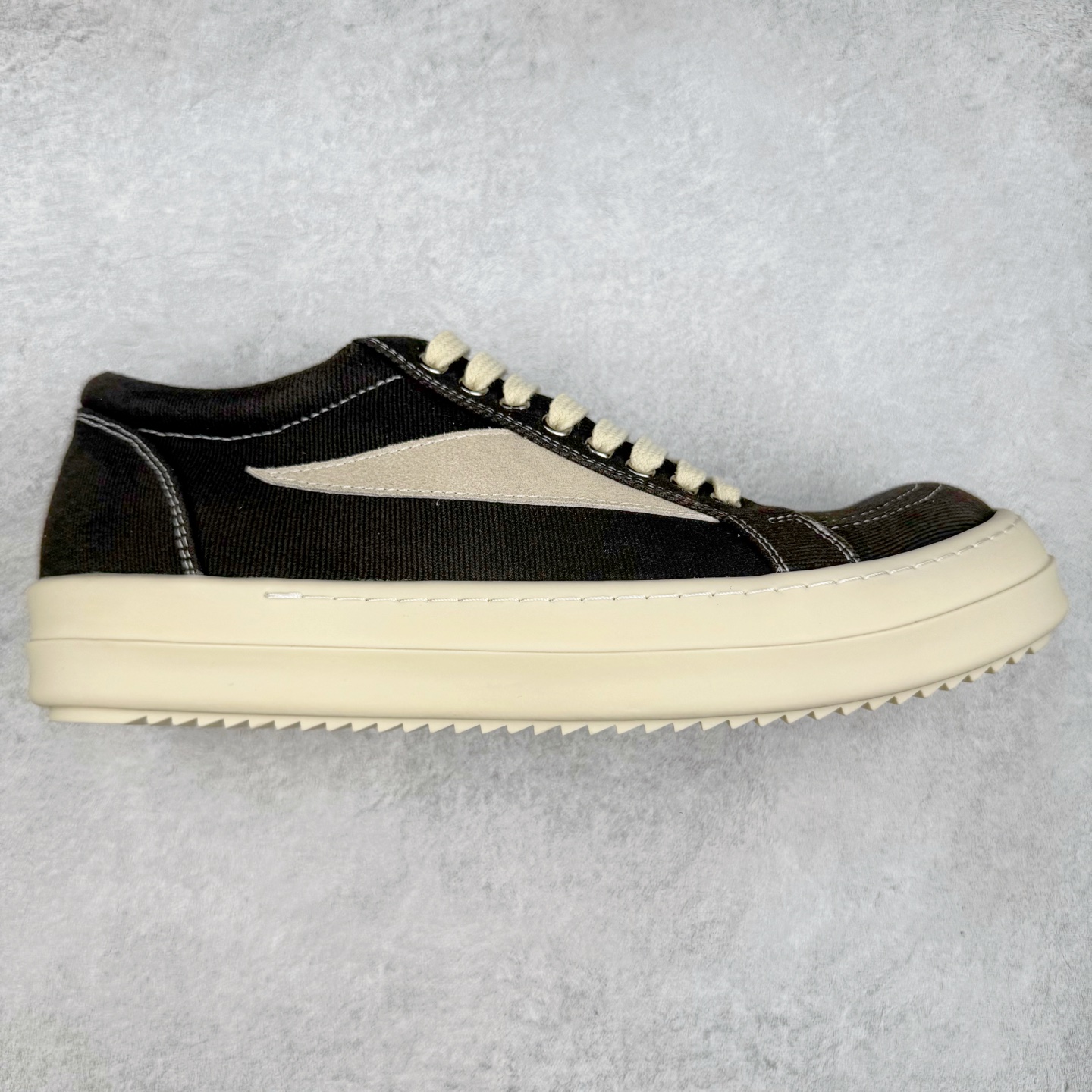 ＃F纯原 Rick Owens Edfu 瑞克·欧文斯低帮皮面时尚运动板鞋 最新版底模 drkshdw字体凸出来的 无半点色差 斜纹布的材质和间距都是极致还原 【鞋头采用原版一致工艺 又翘又歪的效果目前这个技术市面上的任何版本都达不到这个效果】【经历了3个半月时间洪师傅带领8人团队终于研究出1-1复刻还原版本 东莞厚街洪师傅是一位有着17年的开板师经验丰富的一位老师傅 一针一孔的研究 私模开发205个走针69个细节一步到位不敢说百分百💯保证有百分之98还原 慢工出细活 好的产品不怕晚 这次的开发针对艺术家 收藏家 高品质的人群 定制品牌logo的拉链 超大一比一规格礼盒装 重达3斤以上 外加定制欧文斯保护盒 配有日文、英文 双语种配件卡片 细节诠释 一件不落 鞋盒翻盖 三标 正面+底部都一一做到 虽然增加不了实质的成本 但是打磨产品的细节 再微小也会还原 尺码：38 39 40 41 42 43 44 45 46-选品中心