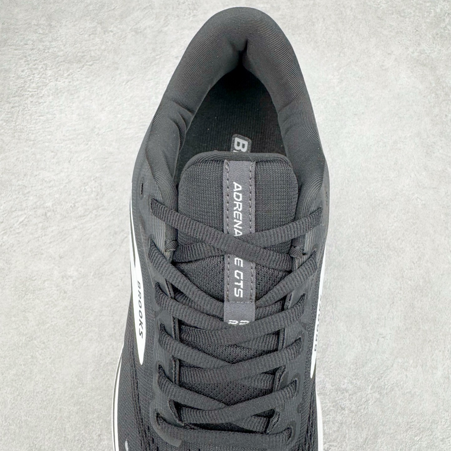 图片[5]-Brooks布鲁克斯 Adrenaline GTS 23 舒适时尚减震透气低帮休闲跑步鞋 Brooks 四大跑鞋之一 百年品牌 跑鞋从外形上基本就能判断这是一款速度跑鞋 简洁干练的外形结构和极强的运动流线型看着非常有速度感 上脚的第一感觉是非常轻 美码9码的鞋单只206g不到 从个人偏好来说 200g左右的竞速鞋最具安全感 鞋面采用单层网布 很薄 前掌使用了大量开放式网眼 排气直接快速 透气性上乘 鞋舌也是轻量化设计 仅为一层麂皮 和脚背完美贴合 鞋舌中央有个防偏穿孔 从实际穿着来看 通常鞋舌都是外偏 如果是防偏穿孔位于中心 防偏效果其实并不十分有效 如果采用趋外侧的偏心设计更有效 鞋帮泡棉填充量不大 但非常紧凑 贴合舒适 包裹稳固 内置硬质TPU保证必要的稳定性 跑鞋中底采用的是DNA FLASH科技材料 DNA FLASH中底科技 是Brooks第一款将氮气注入中底的创新科技 主要原理是借助“超临界流体”发泡技术 将液态氮稳定的转化为气态氮 并使其均匀地形成无数紧密贴合的密闭式气囊结构 尺码：36 36.5 37.5 38 38.5 39 40 40.5 41 42 42.5 43 44 44.5 45 46-选品中心