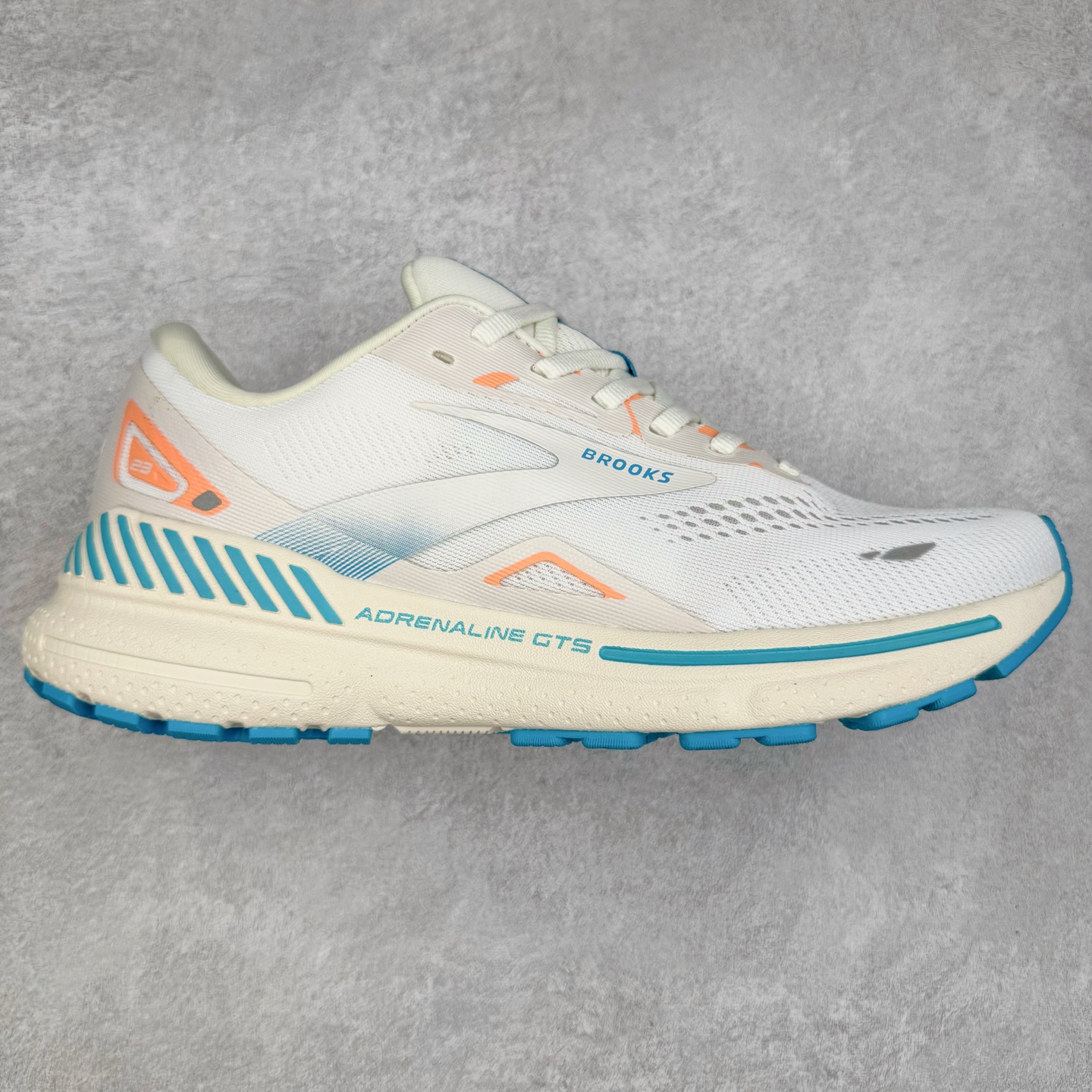 图片[6]-Brooks布鲁克斯 Adrenaline GTS 23 舒适时尚减震透气低帮休闲跑步鞋 Brooks 四大跑鞋之一 百年品牌 跑鞋从外形上基本就能判断这是一款速度跑鞋 简洁干练的外形结构和极强的运动流线型看着非常有速度感 上脚的第一感觉是非常轻 美码9码的鞋单只206g不到 从个人偏好来说 200g左右的竞速鞋最具安全感 鞋面采用单层网布 很薄 前掌使用了大量开放式网眼 排气直接快速 透气性上乘 鞋舌也是轻量化设计 仅为一层麂皮 和脚背完美贴合 鞋舌中央有个防偏穿孔 从实际穿着来看 通常鞋舌都是外偏 如果是防偏穿孔位于中心 防偏效果其实并不十分有效 如果采用趋外侧的偏心设计更有效 鞋帮泡棉填充量不大 但非常紧凑 贴合舒适 包裹稳固 内置硬质TPU保证必要的稳定性 跑鞋中底采用的是DNA FLASH科技材料 DNA FLASH中底科技 是Brooks第一款将氮气注入中底的创新科技 主要原理是借助“超临界流体”发泡技术 将液态氮稳定的转化为气态氮 并使其均匀地形成无数紧密贴合的密闭式气囊结构 尺码：36 36.5 37.5 38 38.5 39 40 40.5 41 42 42.5 43 44 44.5 45 46-选品中心