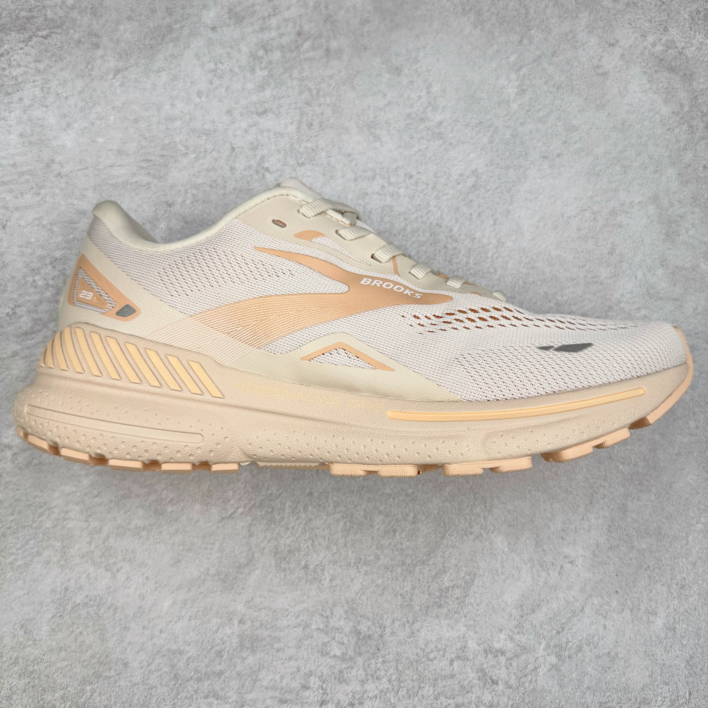 图片[4]-Brooks布鲁克斯 Adrenaline GTS 23 舒适时尚减震透气低帮休闲跑步鞋 Brooks 四大跑鞋之一 百年品牌 跑鞋从外形上基本就能判断这是一款速度跑鞋 简洁干练的外形结构和极强的运动流线型看着非常有速度感 上脚的第一感觉是非常轻 美码9码的鞋单只206g不到 从个人偏好来说 200g左右的竞速鞋最具安全感 鞋面采用单层网布 很薄 前掌使用了大量开放式网眼 排气直接快速 透气性上乘 鞋舌也是轻量化设计 仅为一层麂皮 和脚背完美贴合 鞋舌中央有个防偏穿孔 从实际穿着来看 通常鞋舌都是外偏 如果是防偏穿孔位于中心 防偏效果其实并不十分有效 如果采用趋外侧的偏心设计更有效 鞋帮泡棉填充量不大 但非常紧凑 贴合舒适 包裹稳固 内置硬质TPU保证必要的稳定性 跑鞋中底采用的是DNA FLASH科技材料 DNA FLASH中底科技 是Brooks第一款将氮气注入中底的创新科技 主要原理是借助“超临界流体”发泡技术 将液态氮稳定的转化为气态氮 并使其均匀地形成无数紧密贴合的密闭式气囊结构 尺码：36 36.5 37.5 38 38.5 39 40 40.5 41 42 42.5 43 44 44.5 45 46-选品中心