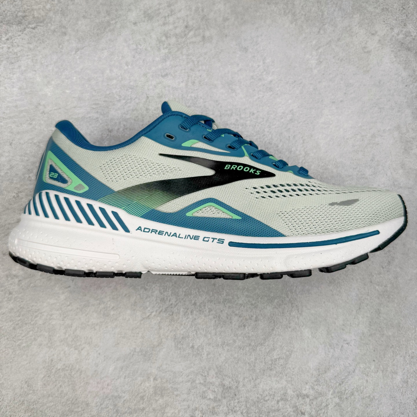 图片[5]-Brooks布鲁克斯 Adrenaline GTS 23 舒适时尚减震透气低帮休闲跑步鞋 Brooks 四大跑鞋之一 百年品牌 跑鞋从外形上基本就能判断这是一款速度跑鞋 简洁干练的外形结构和极强的运动流线型看着非常有速度感 上脚的第一感觉是非常轻 美码9码的鞋单只206g不到 从个人偏好来说 200g左右的竞速鞋最具安全感 鞋面采用单层网布 很薄 前掌使用了大量开放式网眼 排气直接快速 透气性上乘 鞋舌也是轻量化设计 仅为一层麂皮 和脚背完美贴合 鞋舌中央有个防偏穿孔 从实际穿着来看 通常鞋舌都是外偏 如果是防偏穿孔位于中心 防偏效果其实并不十分有效 如果采用趋外侧的偏心设计更有效 鞋帮泡棉填充量不大 但非常紧凑 贴合舒适 包裹稳固 内置硬质TPU保证必要的稳定性 跑鞋中底采用的是DNA FLASH科技材料 DNA FLASH中底科技 是Brooks第一款将氮气注入中底的创新科技 主要原理是借助“超临界流体”发泡技术 将液态氮稳定的转化为气态氮 并使其均匀地形成无数紧密贴合的密闭式气囊结构 尺码：36 36.5 37.5 38 38.5 39 40 40.5 41 42 42.5 43 44 44.5 45 46-选品中心