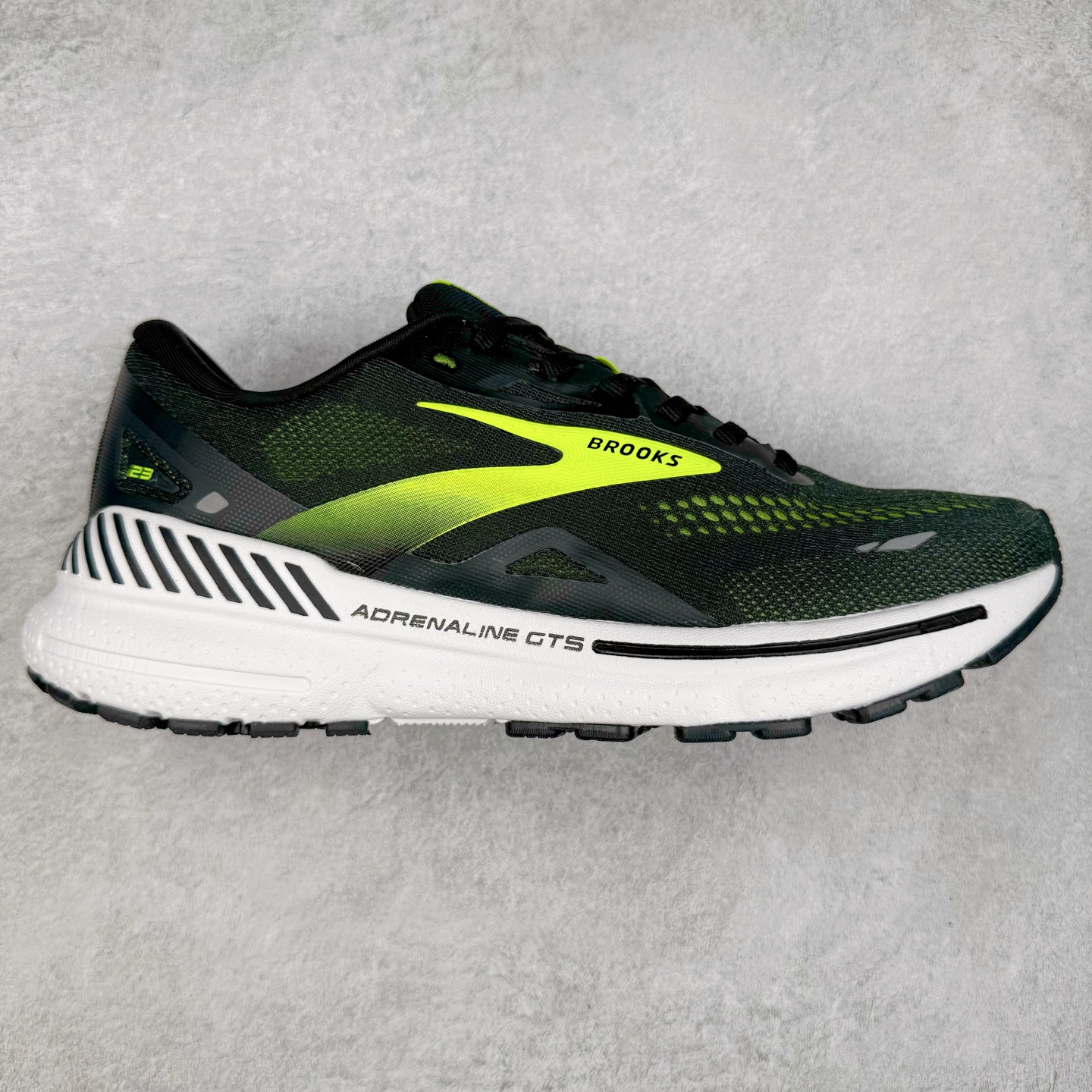 图片[7]-Brooks布鲁克斯 Adrenaline GTS 23 舒适时尚减震透气低帮休闲跑步鞋 Brooks 四大跑鞋之一 百年品牌 跑鞋从外形上基本就能判断这是一款速度跑鞋 简洁干练的外形结构和极强的运动流线型看着非常有速度感 上脚的第一感觉是非常轻 美码9码的鞋单只206g不到 从个人偏好来说 200g左右的竞速鞋最具安全感 鞋面采用单层网布 很薄 前掌使用了大量开放式网眼 排气直接快速 透气性上乘 鞋舌也是轻量化设计 仅为一层麂皮 和脚背完美贴合 鞋舌中央有个防偏穿孔 从实际穿着来看 通常鞋舌都是外偏 如果是防偏穿孔位于中心 防偏效果其实并不十分有效 如果采用趋外侧的偏心设计更有效 鞋帮泡棉填充量不大 但非常紧凑 贴合舒适 包裹稳固 内置硬质TPU保证必要的稳定性 跑鞋中底采用的是DNA FLASH科技材料 DNA FLASH中底科技 是Brooks第一款将氮气注入中底的创新科技 主要原理是借助“超临界流体”发泡技术 将液态氮稳定的转化为气态氮 并使其均匀地形成无数紧密贴合的密闭式气囊结构 尺码：36 36.5 37.5 38 38.5 39 40 40.5 41 42 42.5 43 44 44.5 45 46-选品中心