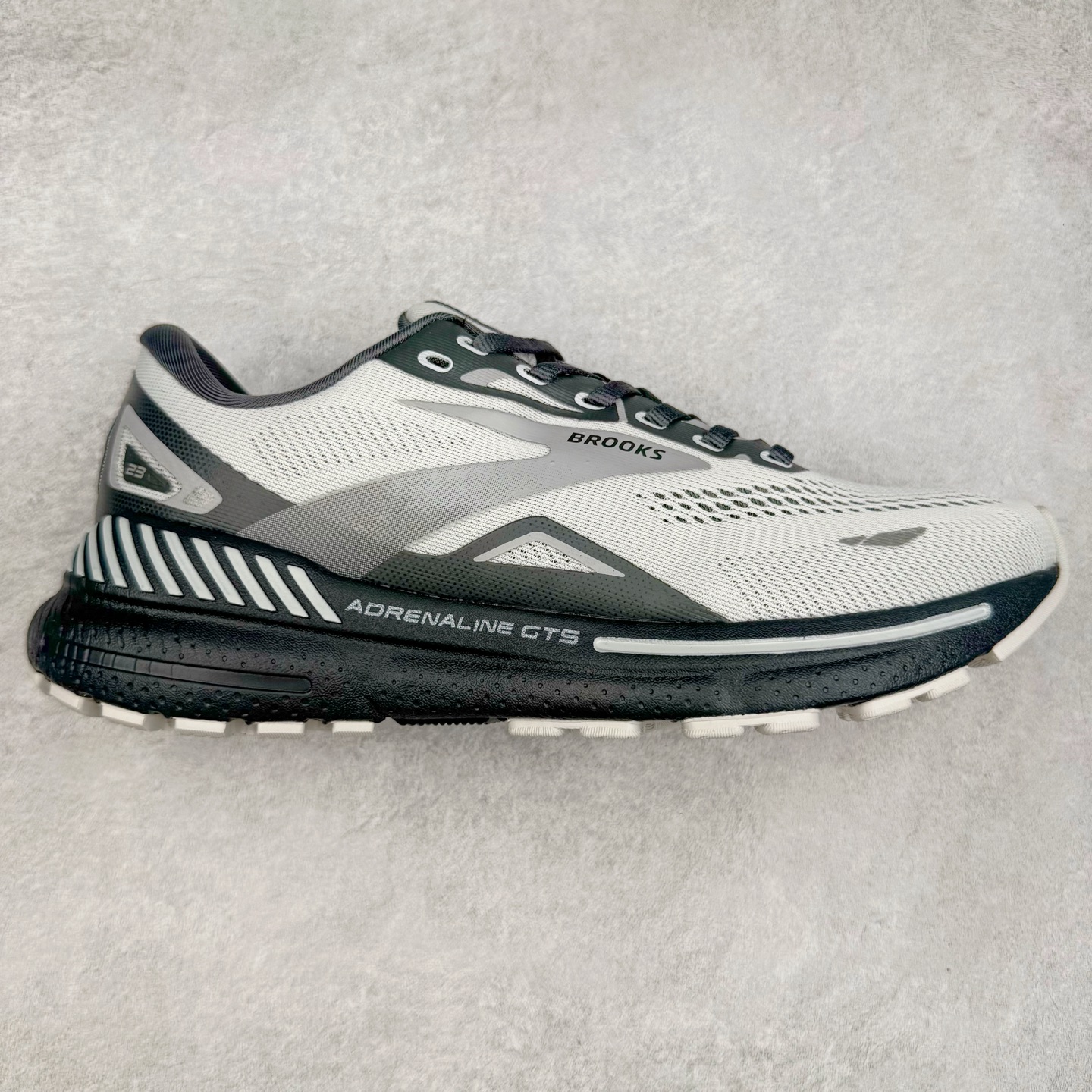 图片[2]-Brooks布鲁克斯 Adrenaline GTS 23 舒适时尚减震透气低帮休闲跑步鞋 Brooks 四大跑鞋之一 百年品牌 跑鞋从外形上基本就能判断这是一款速度跑鞋 简洁干练的外形结构和极强的运动流线型看着非常有速度感 上脚的第一感觉是非常轻 美码9码的鞋单只206g不到 从个人偏好来说 200g左右的竞速鞋最具安全感 鞋面采用单层网布 很薄 前掌使用了大量开放式网眼 排气直接快速 透气性上乘 鞋舌也是轻量化设计 仅为一层麂皮 和脚背完美贴合 鞋舌中央有个防偏穿孔 从实际穿着来看 通常鞋舌都是外偏 如果是防偏穿孔位于中心 防偏效果其实并不十分有效 如果采用趋外侧的偏心设计更有效 鞋帮泡棉填充量不大 但非常紧凑 贴合舒适 包裹稳固 内置硬质TPU保证必要的稳定性 跑鞋中底采用的是DNA FLASH科技材料 DNA FLASH中底科技 是Brooks第一款将氮气注入中底的创新科技 主要原理是借助“超临界流体”发泡技术 将液态氮稳定的转化为气态氮 并使其均匀地形成无数紧密贴合的密闭式气囊结构 尺码：36 36.5 37.5 38 38.5 39 40 40.5 41 42 42.5 43 44 44.5 45 46-选品中心