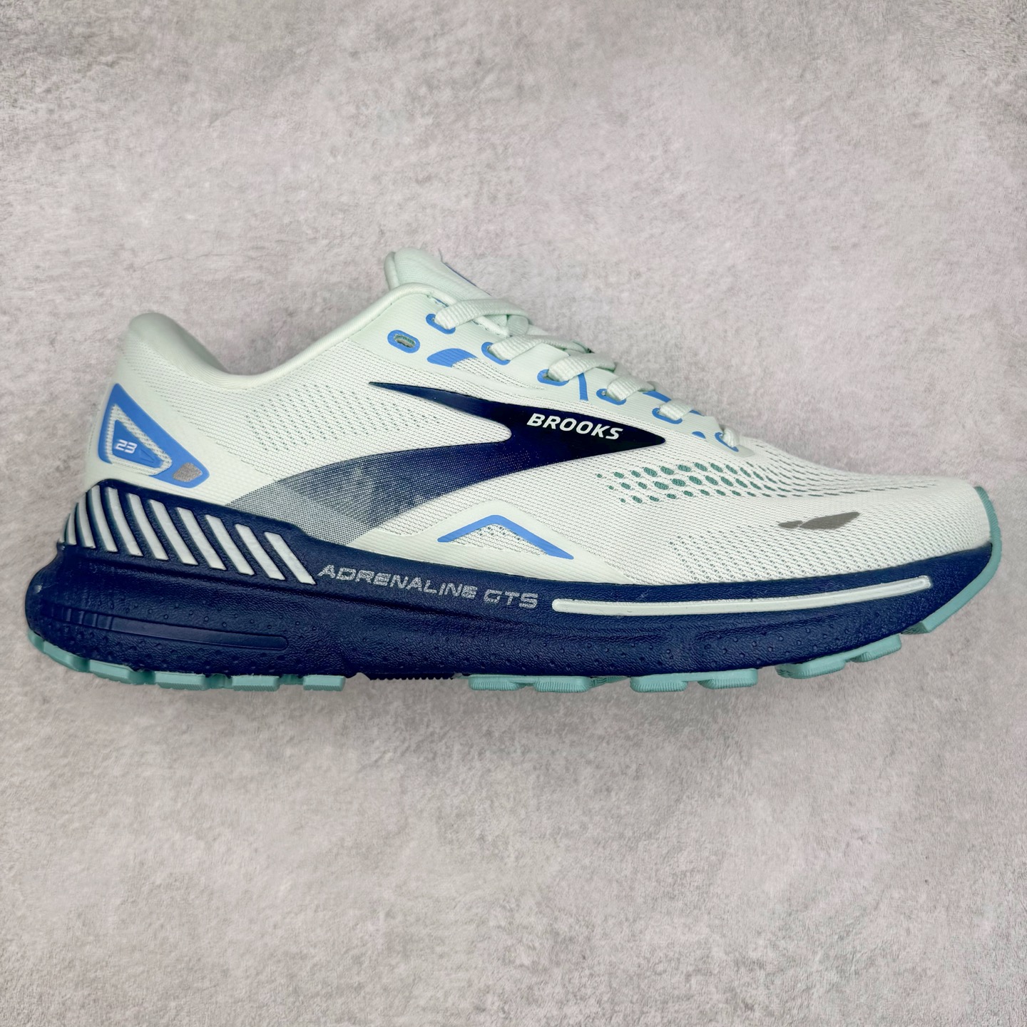 图片[8]-Brooks布鲁克斯 Adrenaline GTS 23 舒适时尚减震透气低帮休闲跑步鞋 Brooks 四大跑鞋之一 百年品牌 跑鞋从外形上基本就能判断这是一款速度跑鞋 简洁干练的外形结构和极强的运动流线型看着非常有速度感 上脚的第一感觉是非常轻 美码9码的鞋单只206g不到 从个人偏好来说 200g左右的竞速鞋最具安全感 鞋面采用单层网布 很薄 前掌使用了大量开放式网眼 排气直接快速 透气性上乘 鞋舌也是轻量化设计 仅为一层麂皮 和脚背完美贴合 鞋舌中央有个防偏穿孔 从实际穿着来看 通常鞋舌都是外偏 如果是防偏穿孔位于中心 防偏效果其实并不十分有效 如果采用趋外侧的偏心设计更有效 鞋帮泡棉填充量不大 但非常紧凑 贴合舒适 包裹稳固 内置硬质TPU保证必要的稳定性 跑鞋中底采用的是DNA FLASH科技材料 DNA FLASH中底科技 是Brooks第一款将氮气注入中底的创新科技 主要原理是借助“超临界流体”发泡技术 将液态氮稳定的转化为气态氮 并使其均匀地形成无数紧密贴合的密闭式气囊结构 尺码：36 36.5 37.5 38 38.5 39 40 40.5 41 42 42.5 43 44 44.5 45 46-选品中心