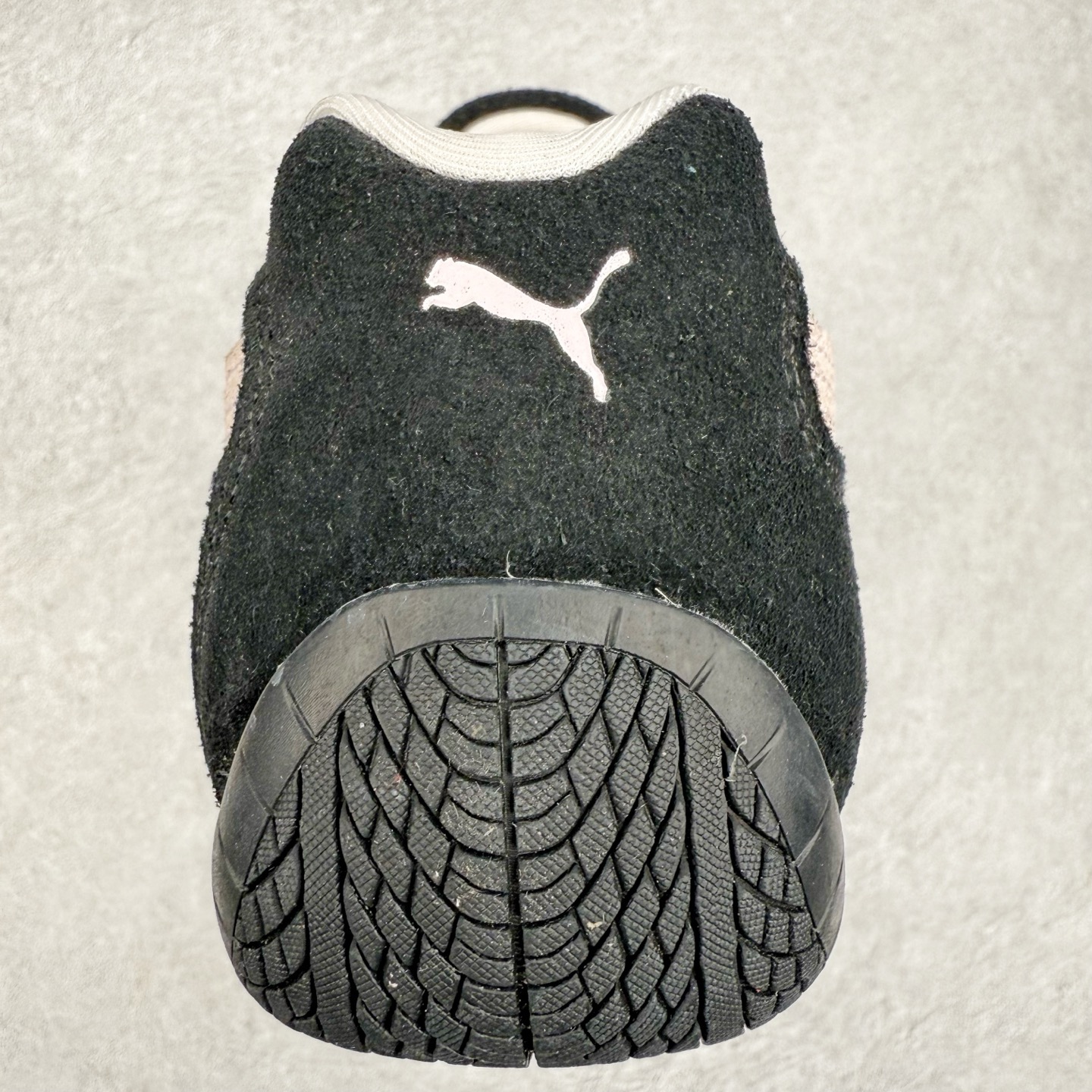 图片[8]-＃CS纯原 PUMA Speedca OG 彪马极速赛车系列低帮德训风拼接复古百搭休闲运动赛车鞋 鞋款从80、90年代赛车手所穿的防火赛车鞋为原型，鞋身线条模仿了赛车的流线廓形，体现了空气动力学原理的结构。简约流畅的外观，恰好又和贯穿其中的Formstrip Logo融合恰到好处，视觉上细节丰富且协调。本次Speedcat OG鞋款归来，最大看点自然式保留了窄版鞋型以及薄底构造。这两年各品牌鞋底越做越厚，Speedcat反其道而行之，上脚几乎无鞋底的效果带来耳目一新的视觉体验。鞋面依旧是以质感细腻的麂皮材质打造，并且大面积近乎全包裹的使用，复古味道也愈发浓烈。配色上更是将最原始的黑色和红色带回，向F1赛车队的标志性队服致敬。相信让各位一眼种草的更多是出挑的大红色，上脚即可瞬间点亮整体造型，在以球鞋为核心的OOTD中脱颖而出。而另一款黑色则是低调的万金油，彰显新潮个性的同时又不喧宾夺主，也是热爱简约系穿搭朋友的首选。 尺码：36 37 37.5 38 38.5 39 40 40.5 41 42 42.5 43 44 44.5 45 46-选品中心