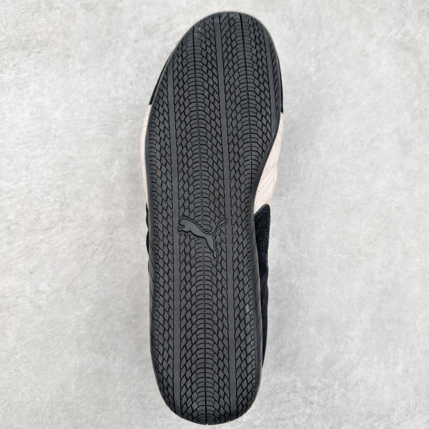 图片[9]-＃CS纯原 PUMA Speedca OG 彪马极速赛车系列低帮德训风拼接复古百搭休闲运动赛车鞋 鞋款从80、90年代赛车手所穿的防火赛车鞋为原型，鞋身线条模仿了赛车的流线廓形，体现了空气动力学原理的结构。简约流畅的外观，恰好又和贯穿其中的Formstrip Logo融合恰到好处，视觉上细节丰富且协调。本次Speedcat OG鞋款归来，最大看点自然式保留了窄版鞋型以及薄底构造。这两年各品牌鞋底越做越厚，Speedcat反其道而行之，上脚几乎无鞋底的效果带来耳目一新的视觉体验。鞋面依旧是以质感细腻的麂皮材质打造，并且大面积近乎全包裹的使用，复古味道也愈发浓烈。配色上更是将最原始的黑色和红色带回，向F1赛车队的标志性队服致敬。相信让各位一眼种草的更多是出挑的大红色，上脚即可瞬间点亮整体造型，在以球鞋为核心的OOTD中脱颖而出。而另一款黑色则是低调的万金油，彰显新潮个性的同时又不喧宾夺主，也是热爱简约系穿搭朋友的首选。 尺码：36 37 37.5 38 38.5 39 40 40.5 41 42 42.5 43 44 44.5 45 46-选品中心