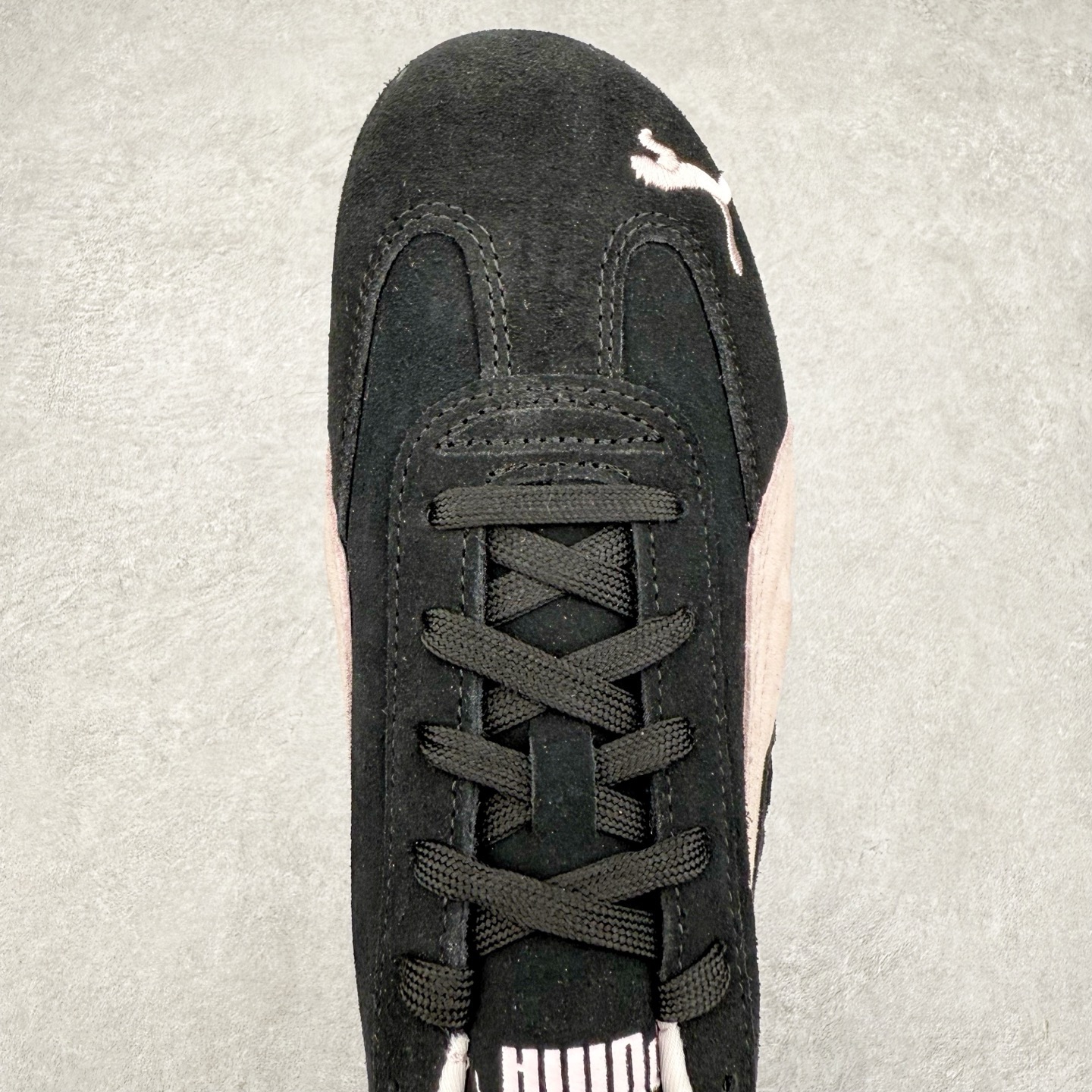 图片[4]-＃CS纯原 PUMA Speedca OG 彪马极速赛车系列低帮德训风拼接复古百搭休闲运动赛车鞋 鞋款从80、90年代赛车手所穿的防火赛车鞋为原型，鞋身线条模仿了赛车的流线廓形，体现了空气动力学原理的结构。简约流畅的外观，恰好又和贯穿其中的Formstrip Logo融合恰到好处，视觉上细节丰富且协调。本次Speedcat OG鞋款归来，最大看点自然式保留了窄版鞋型以及薄底构造。这两年各品牌鞋底越做越厚，Speedcat反其道而行之，上脚几乎无鞋底的效果带来耳目一新的视觉体验。鞋面依旧是以质感细腻的麂皮材质打造，并且大面积近乎全包裹的使用，复古味道也愈发浓烈。配色上更是将最原始的黑色和红色带回，向F1赛车队的标志性队服致敬。相信让各位一眼种草的更多是出挑的大红色，上脚即可瞬间点亮整体造型，在以球鞋为核心的OOTD中脱颖而出。而另一款黑色则是低调的万金油，彰显新潮个性的同时又不喧宾夺主，也是热爱简约系穿搭朋友的首选。 尺码：36 37 37.5 38 38.5 39 40 40.5 41 42 42.5 43 44 44.5 45 46-选品中心