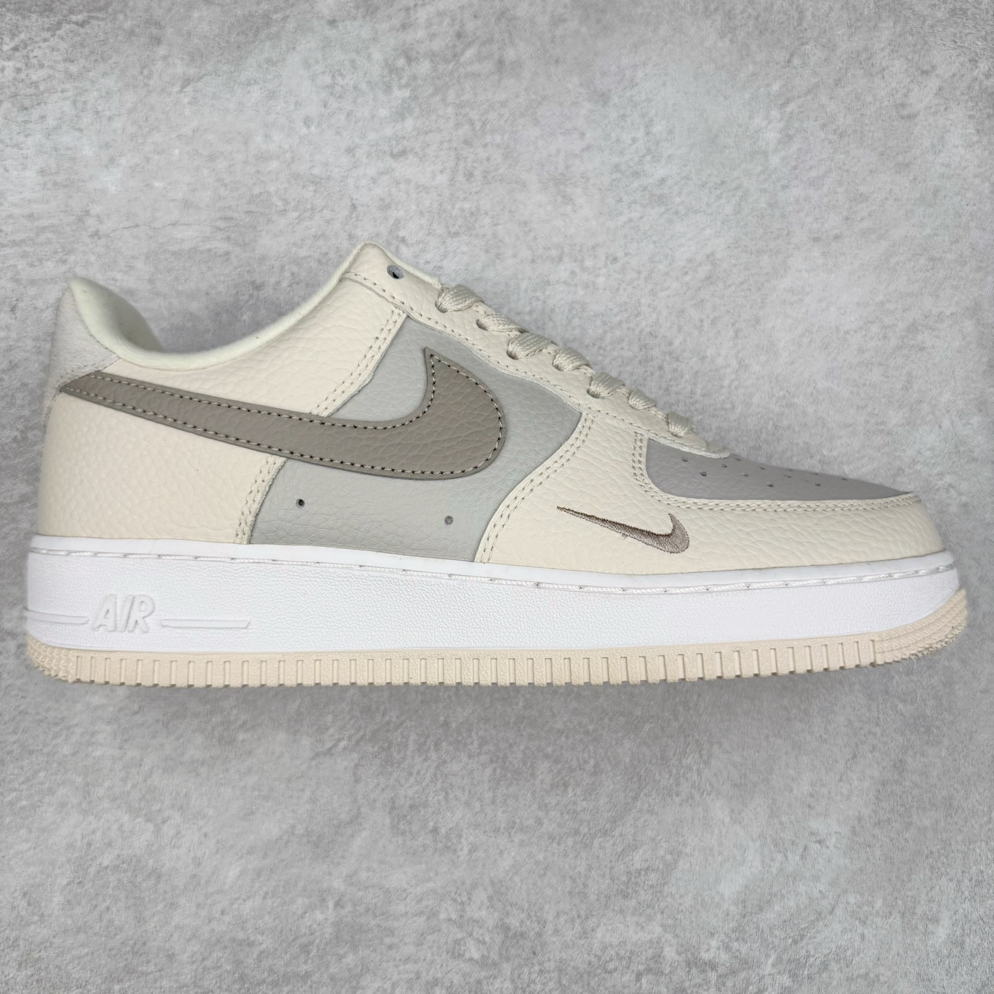 ＃XT纯原 NK Air Force 1´07 Low 空军一号低帮百搭休闲运动板鞋 FB8483-100 顶级批次 2022全新楦头鞋型 鱼鳞大底 历时开发三个月 清洁度完美 二维码鞋标 内置芯片及solo气垫 大底高度及其弧度依照正品 钢印 logo刺绣 鞋口弧度 鞋头长度 鞋面冲孔 鞋垫背胶及钢印 完美鞋型对比正品 每一处都是细节满满 柔软、弹性十足的缓震性能和出色的中底设计 横跨复古与现代的外型结合 造就出风靡全球 三十多年的Force 1 直到今天还深受青睐 实拍调校N版已经零色差零失真 百分百还原实物色彩所见即所得 不存在货不对板色差等低级问题 选购参考实物拍摄 不混卖不参货 只用心做好货严格选品 承诺混一赔十 尺码：36 36.5 37.5 38 38.5 39 40 40.5 41 42 42.5 43 44 44.5 45-选品中心