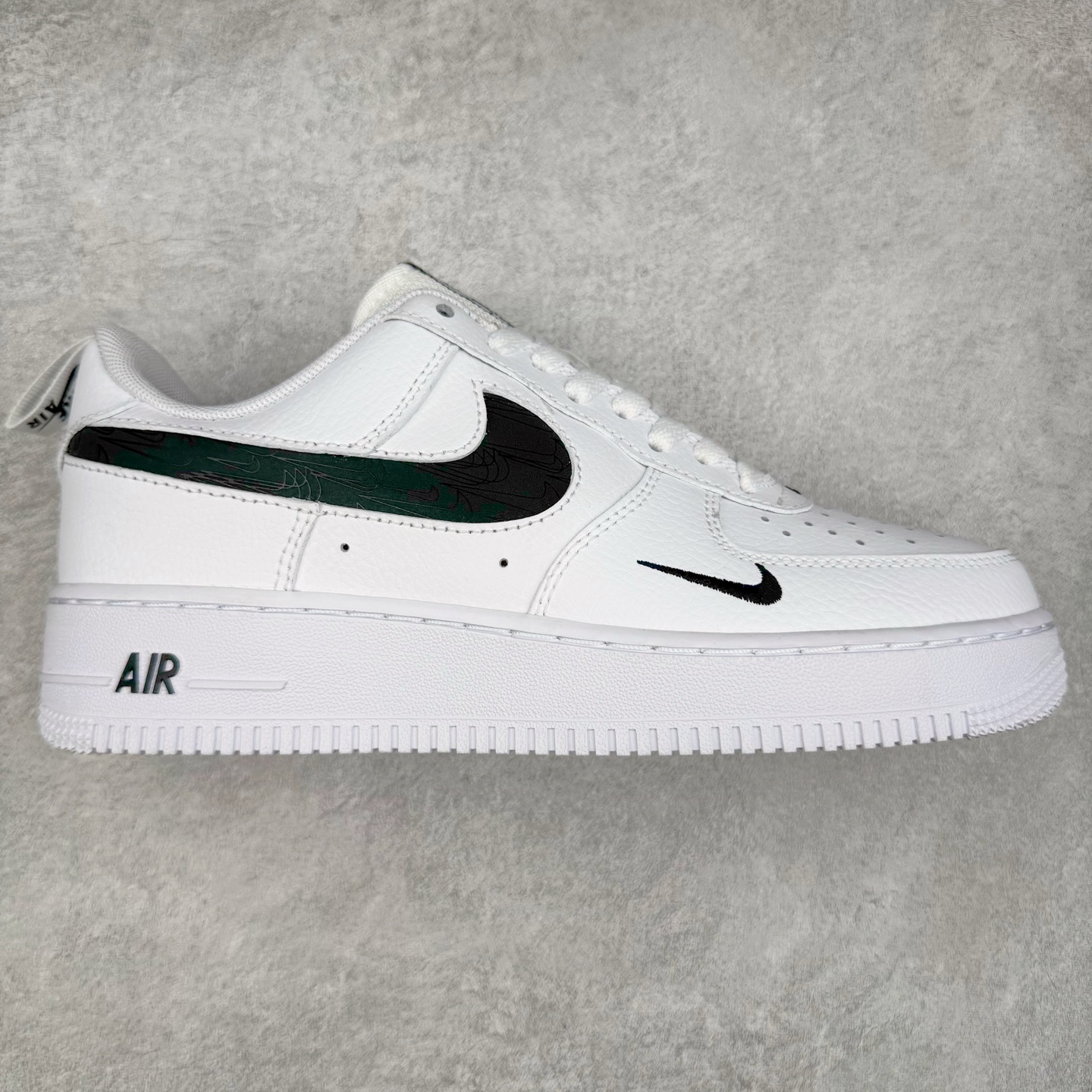 ＃XT纯原 NK Air Force 1´07 Low 空军一号低帮百搭休闲运动板鞋 FV1320-100 顶级批次 2022全新楦头鞋型 鱼鳞大底 历时开发三个月 清洁度完美 二维码鞋标 内置芯片及solo气垫 大底高度及其弧度依照正品 钢印 logo刺绣 鞋口弧度 鞋头长度 鞋面冲孔 鞋垫背胶及钢印 完美鞋型对比正品 每一处都是细节满满 柔软、弹性十足的缓震性能和出色的中底设计 横跨复古与现代的外型结合 造就出风靡全球 三十多年的Force 1 直到今天还深受青睐 实拍调校N版已经零色差零失真 百分百还原实物色彩所见即所得 不存在货不对板色差等低级问题 选购参考实物拍摄 不混卖不参货 只用心做好货严格选品 承诺混一赔十 尺码：36 36.5 37.5 38 38.5 39 40 40.5 41 42 42.5 43 44 44.5 45-选品中心