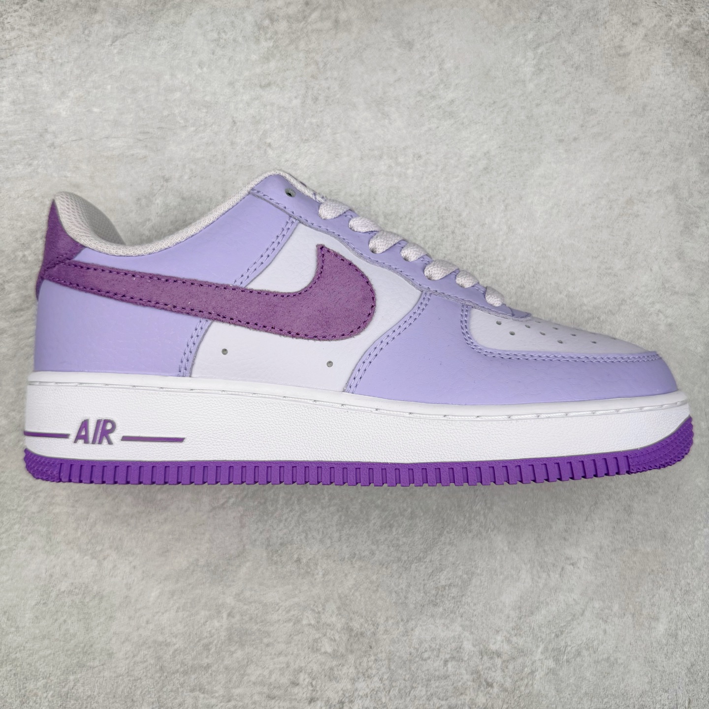 ＃XT纯原 NK Air Force 1´07 Low 空军一号低帮百搭休闲运动板鞋 HQ3905-500 顶级批次 2022全新楦头鞋型 鱼鳞大底 历时开发三个月 清洁度完美 二维码鞋标 内置芯片及solo气垫 大底高度及其弧度依照正品 钢印 logo刺绣 鞋口弧度 鞋头长度 鞋面冲孔 鞋垫背胶及钢印 完美鞋型对比正品 每一处都是细节满满 柔软、弹性十足的缓震性能和出色的中底设计 横跨复古与现代的外型结合 造就出风靡全球 三十多年的Force 1 直到今天还深受青睐 实拍调校N版已经零色差零失真 百分百还原实物色彩所见即所得 不存在货不对板色差等低级问题 选购参考实物拍摄 不混卖不参货 只用心做好货严格选品 承诺混一赔十 尺码：36 36.5 37.5 38 38.5 39 40 40.5 41 42 42.5 43 44 44.5 45-选品中心