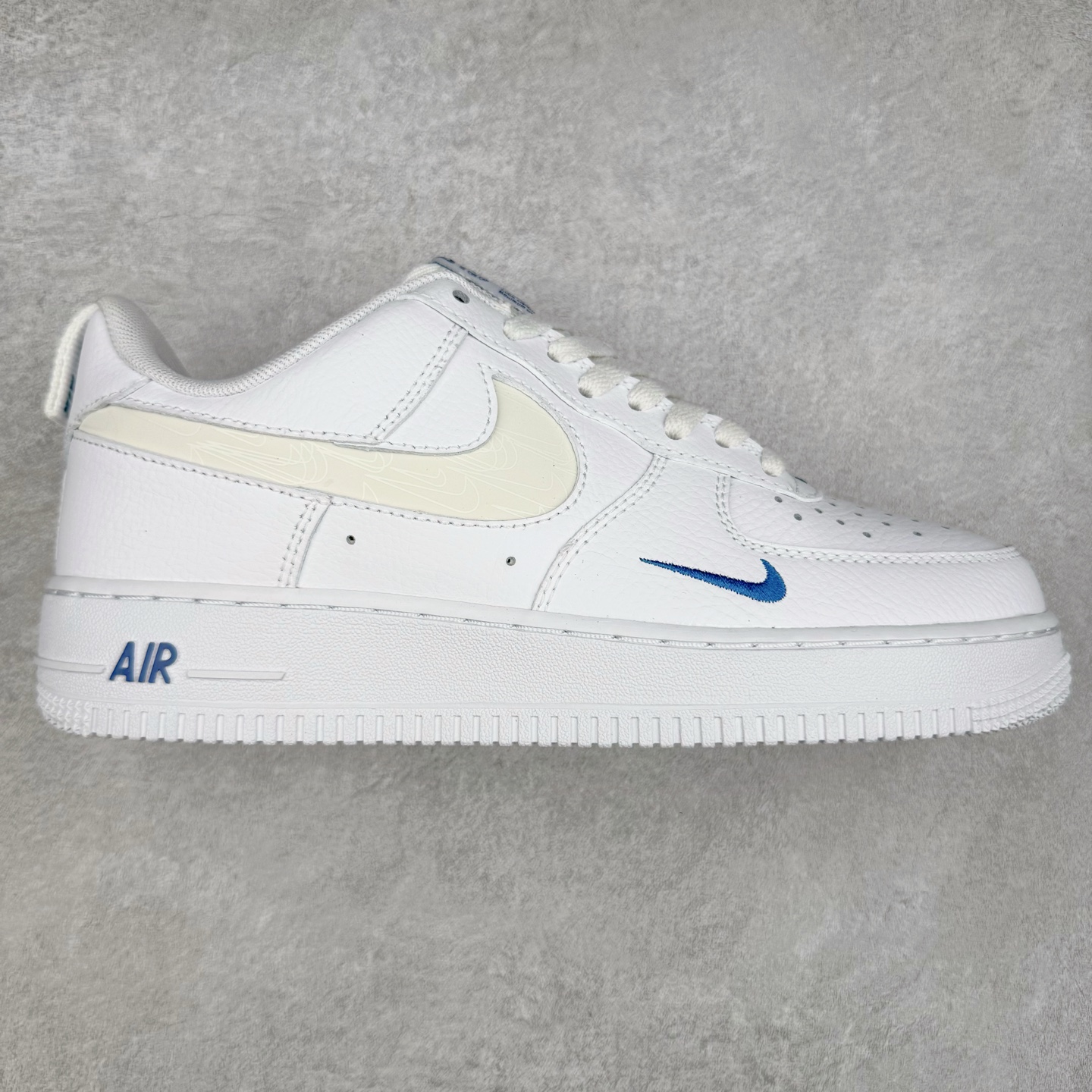 ＃XT纯原 NK Air Force 1´07 Low 空军一号低帮百搭休闲运动板鞋 FB8971-100 顶级批次 2022全新楦头鞋型 鱼鳞大底 历时开发三个月 清洁度完美 二维码鞋标 内置芯片及solo气垫 大底高度及其弧度依照正品 钢印 logo刺绣 鞋口弧度 鞋头长度 鞋面冲孔 鞋垫背胶及钢印 完美鞋型对比正品 每一处都是细节满满 柔软、弹性十足的缓震性能和出色的中底设计 横跨复古与现代的外型结合 造就出风靡全球 三十多年的Force 1 直到今天还深受青睐 实拍调校N版已经零色差零失真 百分百还原实物色彩所见即所得 不存在货不对板色差等低级问题 选购参考实物拍摄 不混卖不参货 只用心做好货严格选品 承诺混一赔十 尺码：36 36.5 37.5 38 38.5 39 40 40.5 41 42 42.5 43 44 44.5 45-选品中心