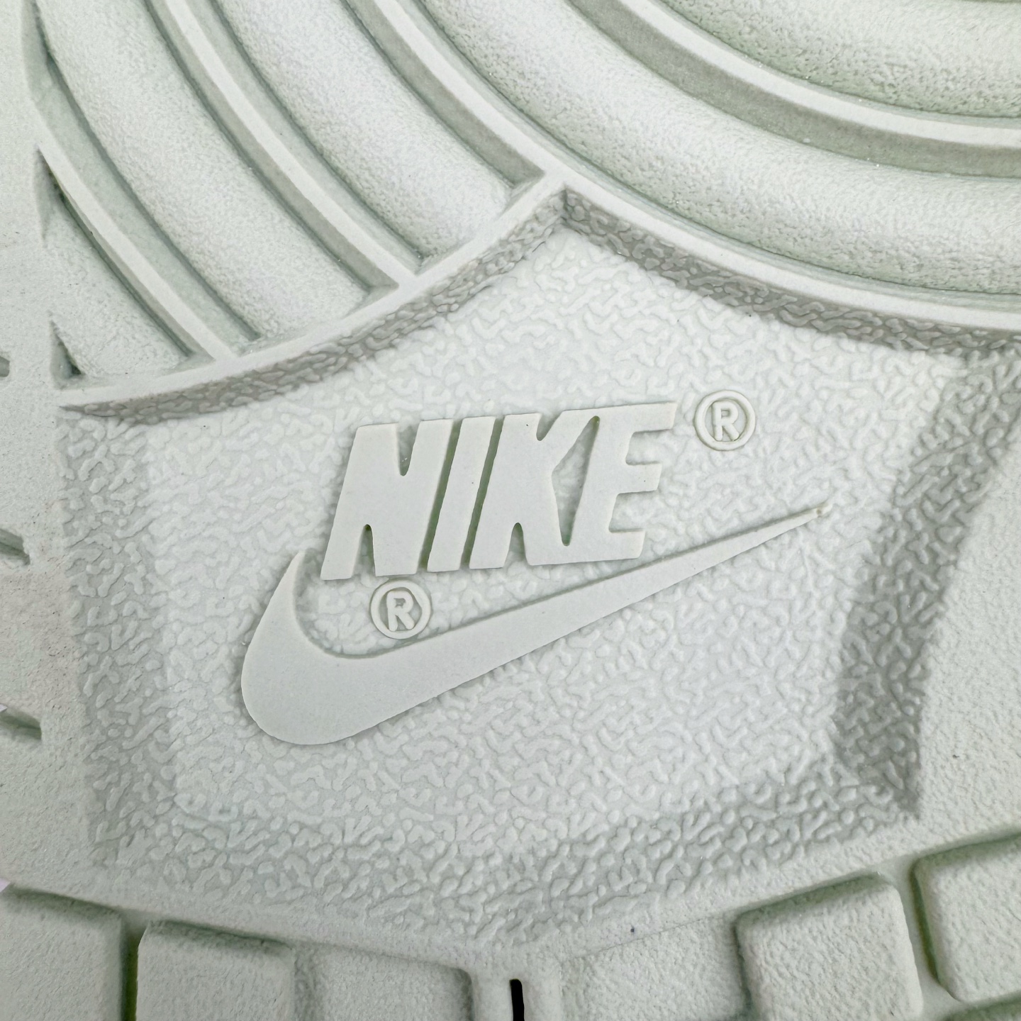 图片[19]-＃YC纯原 NK Dunk Low 翡翠绿 IB4647-131实力大厂出品 新配色陆续开发 利润个位数只为口碑 全套原纸板楦头开发 确保原汁原味 完美呈现DUNK版型 一比一鞋头弧度高度鞋身弧度 此版本只针对中端市场 皮料材质有所更替 其他数据细节工艺流程均保持一致 绝不口嗨 细节品控鞋型随意对比 独家私模官方第六代原厂航空铝磨具打磨大底 鞋头坡度极致还原 无解鞋型 原盒原配 圈内天花板工艺 原厂玻璃冲刀 超高清洁度 全鞋零毛边皮料切割 原厂中底布点胶 中底布拉帮走线遵循公司 尺码：36 36.5 37.5 38 38.5 39 40 40.5 41 42 42.5 43 44 44.5 45 46-选品中心