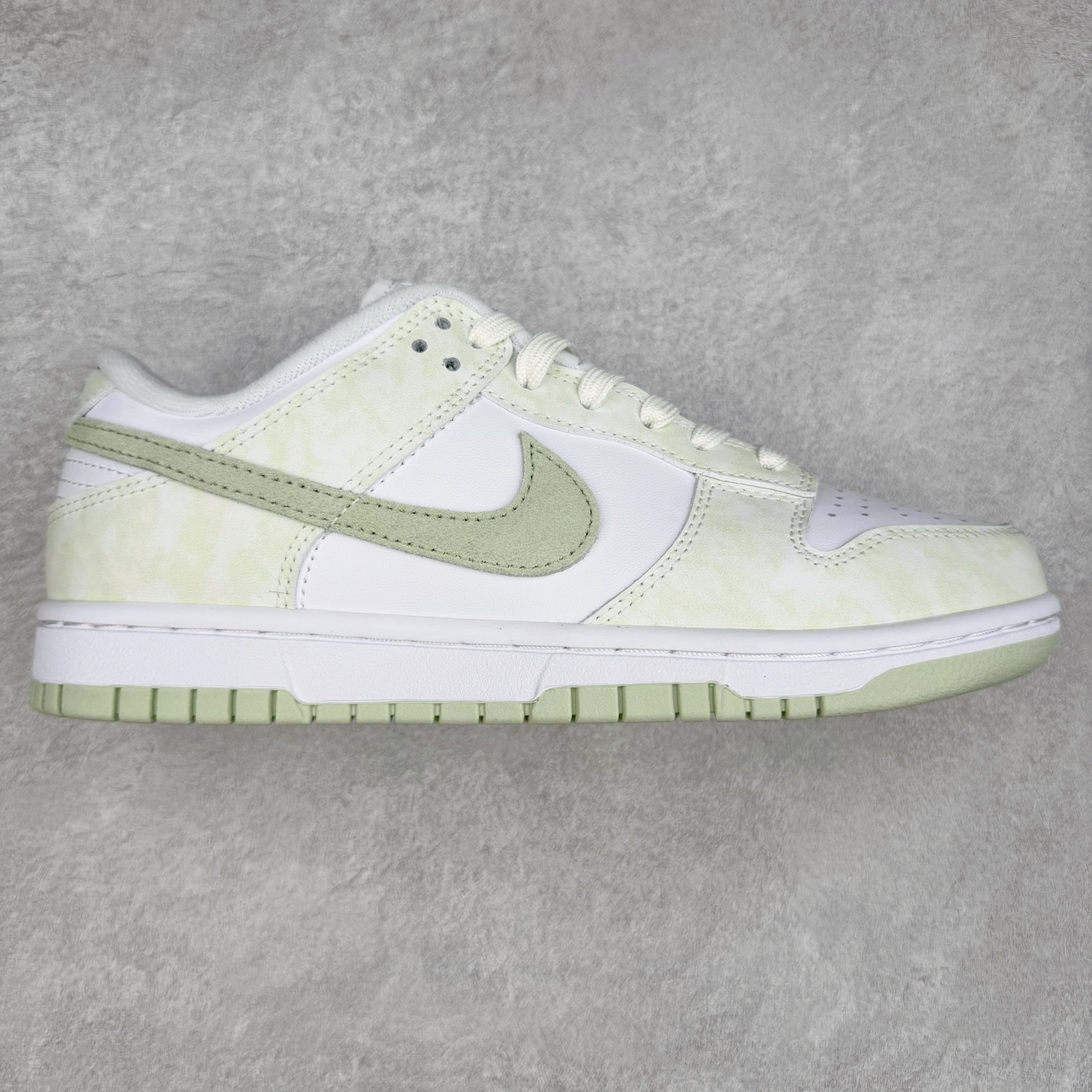 ＃YC纯原 NK Dunk Low 翡翠绿 IB4647-131实力大厂出品 新配色陆续开发 利润个位数只为口碑 全套原纸板楦头开发 确保原汁原味 完美呈现DUNK版型 一比一鞋头弧度高度鞋身弧度 此版本只针对中端市场 皮料材质有所更替 其他数据细节工艺流程均保持一致 绝不口嗨 细节品控鞋型随意对比 独家私模官方第六代原厂航空铝磨具打磨大底 鞋头坡度极致还原 无解鞋型 原盒原配 圈内天花板工艺 原厂玻璃冲刀 超高清洁度 全鞋零毛边皮料切割 原厂中底布点胶 中底布拉帮走线遵循公司 尺码：36 36.5 37.5 38 38.5 39 40 40.5 41 42 42.5 43 44 44.5 45 46-选品中心