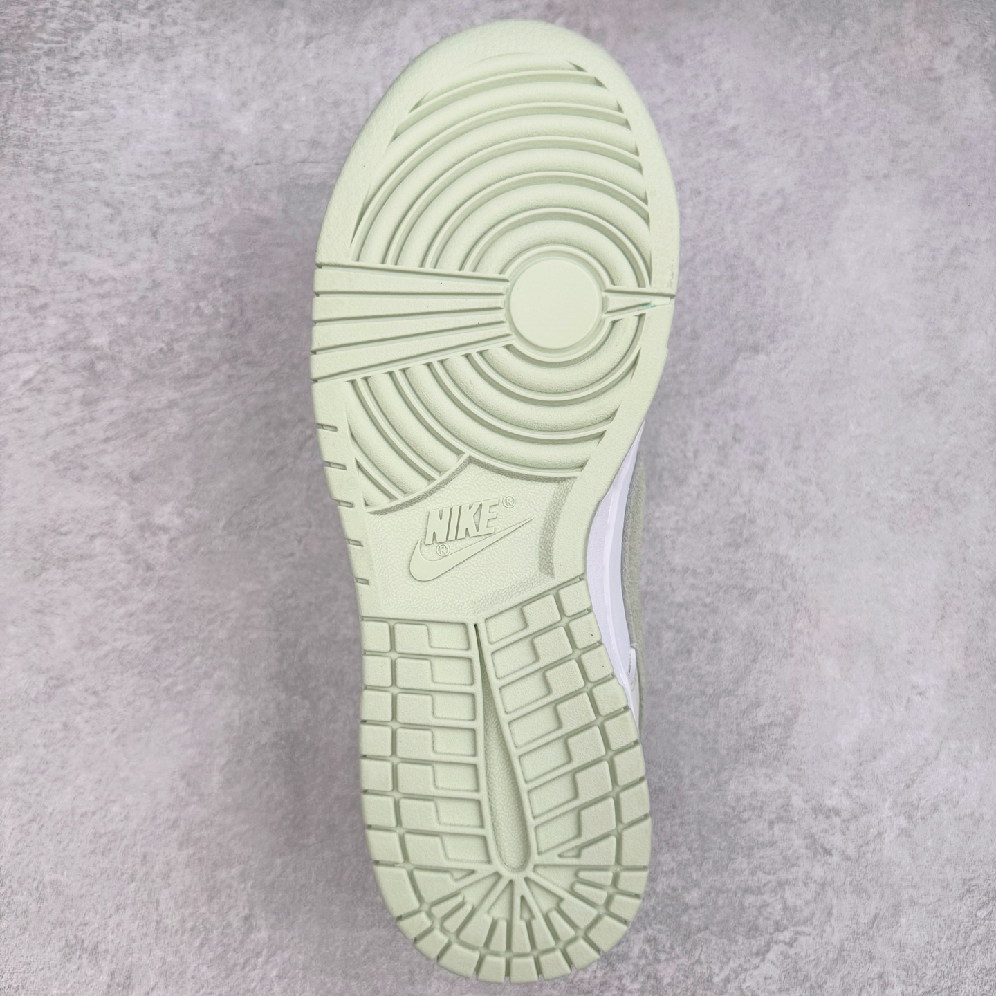 图片[9]-＃YC纯原 NK Dunk Low 翡翠绿 IB4647-131实力大厂出品 新配色陆续开发 利润个位数只为口碑 全套原纸板楦头开发 确保原汁原味 完美呈现DUNK版型 一比一鞋头弧度高度鞋身弧度 此版本只针对中端市场 皮料材质有所更替 其他数据细节工艺流程均保持一致 绝不口嗨 细节品控鞋型随意对比 独家私模官方第六代原厂航空铝磨具打磨大底 鞋头坡度极致还原 无解鞋型 原盒原配 圈内天花板工艺 原厂玻璃冲刀 超高清洁度 全鞋零毛边皮料切割 原厂中底布点胶 中底布拉帮走线遵循公司 尺码：36 36.5 37.5 38 38.5 39 40 40.5 41 42 42.5 43 44 44.5 45 46-选品中心