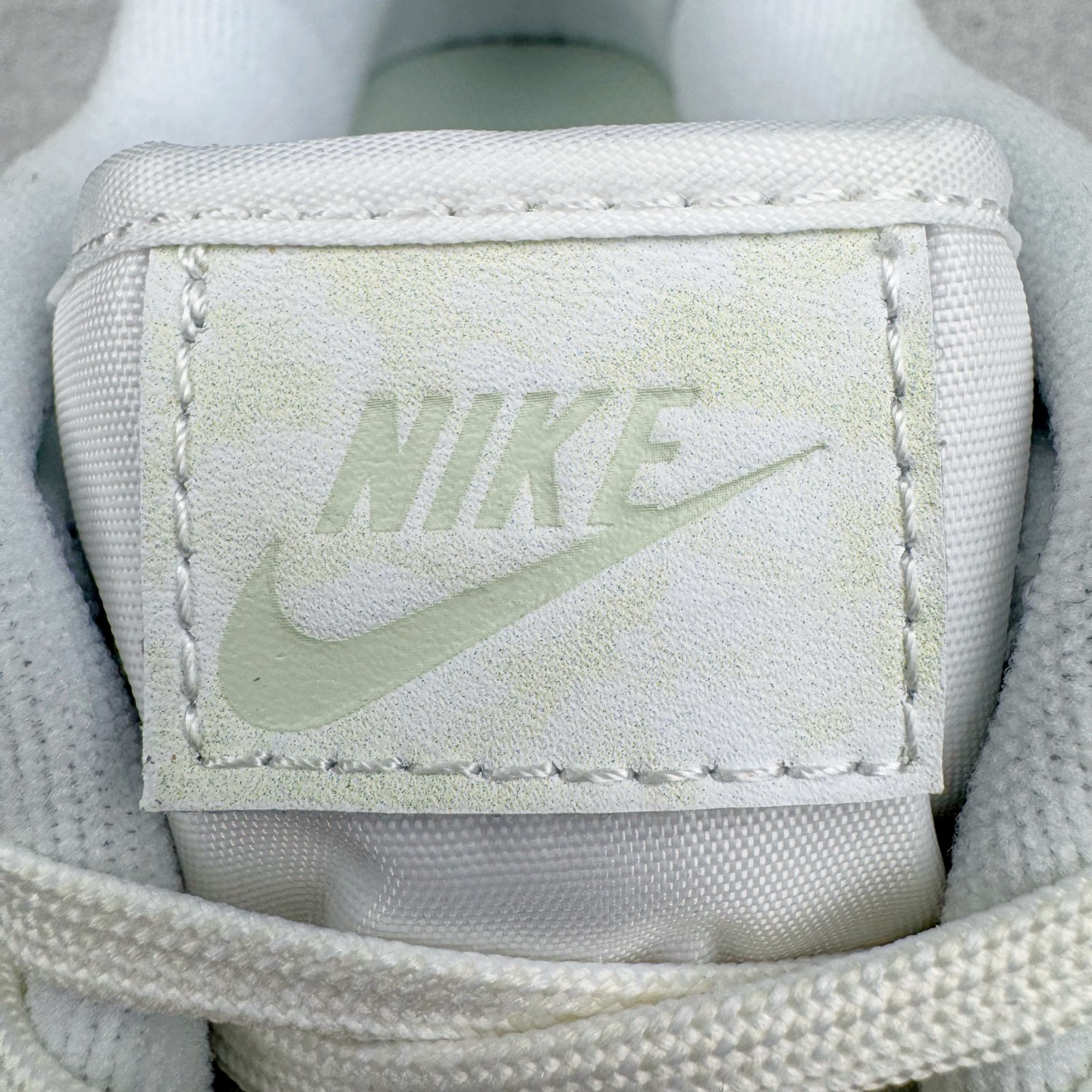 图片[13]-＃YC纯原 NK Dunk Low 翡翠绿 IB4647-131实力大厂出品 新配色陆续开发 利润个位数只为口碑 全套原纸板楦头开发 确保原汁原味 完美呈现DUNK版型 一比一鞋头弧度高度鞋身弧度 此版本只针对中端市场 皮料材质有所更替 其他数据细节工艺流程均保持一致 绝不口嗨 细节品控鞋型随意对比 独家私模官方第六代原厂航空铝磨具打磨大底 鞋头坡度极致还原 无解鞋型 原盒原配 圈内天花板工艺 原厂玻璃冲刀 超高清洁度 全鞋零毛边皮料切割 原厂中底布点胶 中底布拉帮走线遵循公司 尺码：36 36.5 37.5 38 38.5 39 40 40.5 41 42 42.5 43 44 44.5 45 46-选品中心