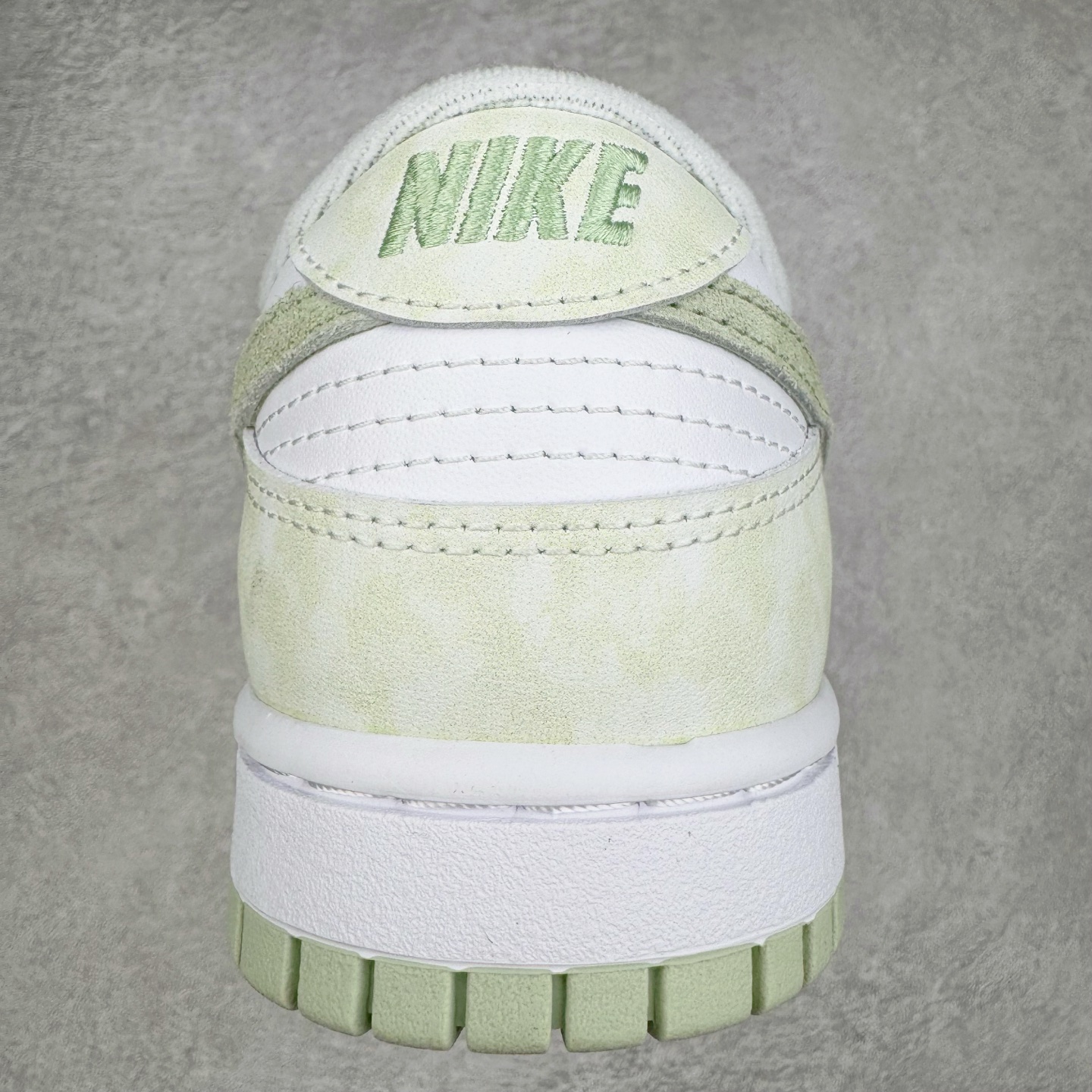 图片[8]-＃YC纯原 NK Dunk Low 翡翠绿 IB4647-131实力大厂出品 新配色陆续开发 利润个位数只为口碑 全套原纸板楦头开发 确保原汁原味 完美呈现DUNK版型 一比一鞋头弧度高度鞋身弧度 此版本只针对中端市场 皮料材质有所更替 其他数据细节工艺流程均保持一致 绝不口嗨 细节品控鞋型随意对比 独家私模官方第六代原厂航空铝磨具打磨大底 鞋头坡度极致还原 无解鞋型 原盒原配 圈内天花板工艺 原厂玻璃冲刀 超高清洁度 全鞋零毛边皮料切割 原厂中底布点胶 中底布拉帮走线遵循公司 尺码：36 36.5 37.5 38 38.5 39 40 40.5 41 42 42.5 43 44 44.5 45 46-选品中心