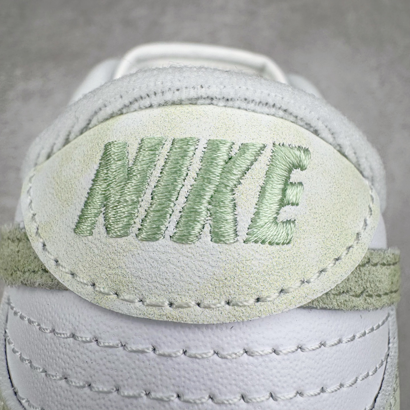 图片[15]-＃YC纯原 NK Dunk Low 翡翠绿 IB4647-131实力大厂出品 新配色陆续开发 利润个位数只为口碑 全套原纸板楦头开发 确保原汁原味 完美呈现DUNK版型 一比一鞋头弧度高度鞋身弧度 此版本只针对中端市场 皮料材质有所更替 其他数据细节工艺流程均保持一致 绝不口嗨 细节品控鞋型随意对比 独家私模官方第六代原厂航空铝磨具打磨大底 鞋头坡度极致还原 无解鞋型 原盒原配 圈内天花板工艺 原厂玻璃冲刀 超高清洁度 全鞋零毛边皮料切割 原厂中底布点胶 中底布拉帮走线遵循公司 尺码：36 36.5 37.5 38 38.5 39 40 40.5 41 42 42.5 43 44 44.5 45 46-选品中心