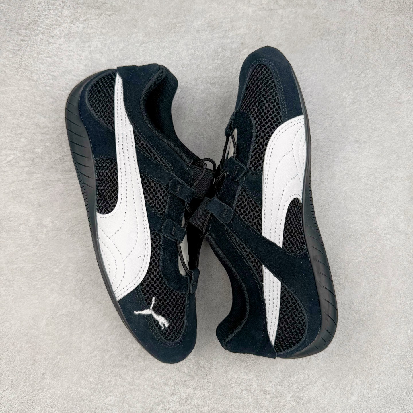 图片[3]-＃HP纯原 PUMA Speedcat Ballerina 彪马柔软舒适防滑耐磨低帮生活休闲鞋芭蕾舞鞋单鞋玛丽珍鞋 这次，PUMA决定再对Speedcat来一次创新，以芭蕾舞鞋为灵感，将芭蕾舞鞋的灵动与轻盈感与赛车鞋融为一体，带来极具个性的全新鞋款Speedcat Ballerina。Speedcat Ballerina由Speedcat去除鞋舌、鞋带以及部分鞋侧位打造而成，鞋带部分被改为如同芭蕾鞋般的交叉弹性带，PUMA的标志依旧设计于鞋侧旁，整个鞋款外观变得更加优雅。Speedcat Ballerina 还汲取了赛车鞋的抓地设计，配备经典橡胶大底。尺码：36 37 37.5 38 38.5 39 40-选品中心