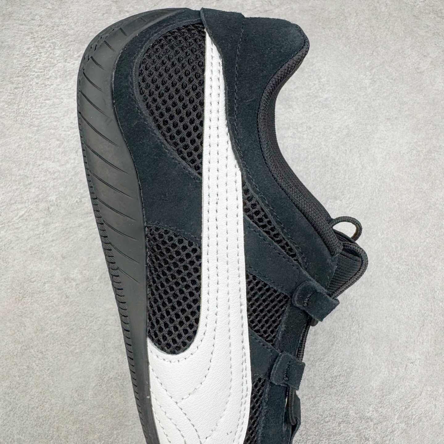 图片[6]-＃HP纯原 PUMA Speedcat Ballerina 彪马柔软舒适防滑耐磨低帮生活休闲鞋芭蕾舞鞋单鞋玛丽珍鞋 这次，PUMA决定再对Speedcat来一次创新，以芭蕾舞鞋为灵感，将芭蕾舞鞋的灵动与轻盈感与赛车鞋融为一体，带来极具个性的全新鞋款Speedcat Ballerina。Speedcat Ballerina由Speedcat去除鞋舌、鞋带以及部分鞋侧位打造而成，鞋带部分被改为如同芭蕾鞋般的交叉弹性带，PUMA的标志依旧设计于鞋侧旁，整个鞋款外观变得更加优雅。Speedcat Ballerina 还汲取了赛车鞋的抓地设计，配备经典橡胶大底。尺码：36 37 37.5 38 38.5 39 40-选品中心