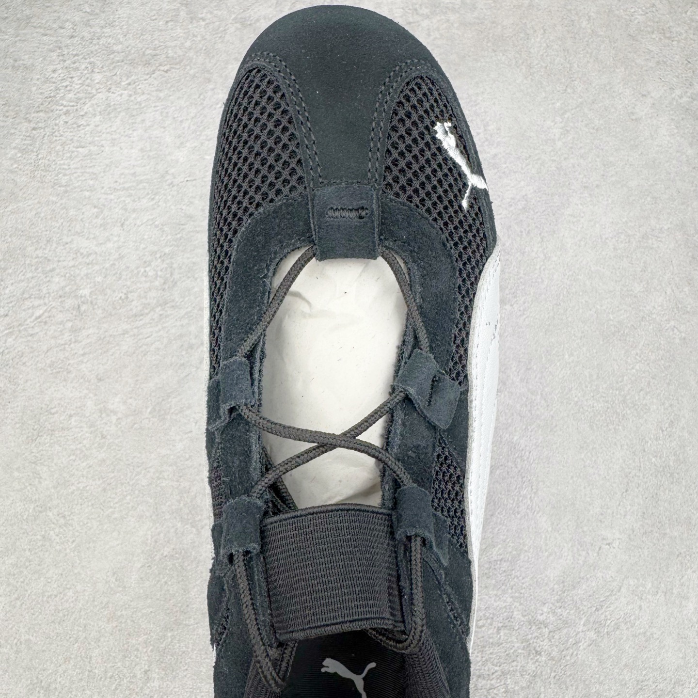 图片[4]-＃HP纯原 PUMA Speedcat Ballerina 彪马柔软舒适防滑耐磨低帮生活休闲鞋芭蕾舞鞋单鞋玛丽珍鞋 这次，PUMA决定再对Speedcat来一次创新，以芭蕾舞鞋为灵感，将芭蕾舞鞋的灵动与轻盈感与赛车鞋融为一体，带来极具个性的全新鞋款Speedcat Ballerina。Speedcat Ballerina由Speedcat去除鞋舌、鞋带以及部分鞋侧位打造而成，鞋带部分被改为如同芭蕾鞋般的交叉弹性带，PUMA的标志依旧设计于鞋侧旁，整个鞋款外观变得更加优雅。Speedcat Ballerina 还汲取了赛车鞋的抓地设计，配备经典橡胶大底。尺码：36 37 37.5 38 38.5 39 40-选品中心