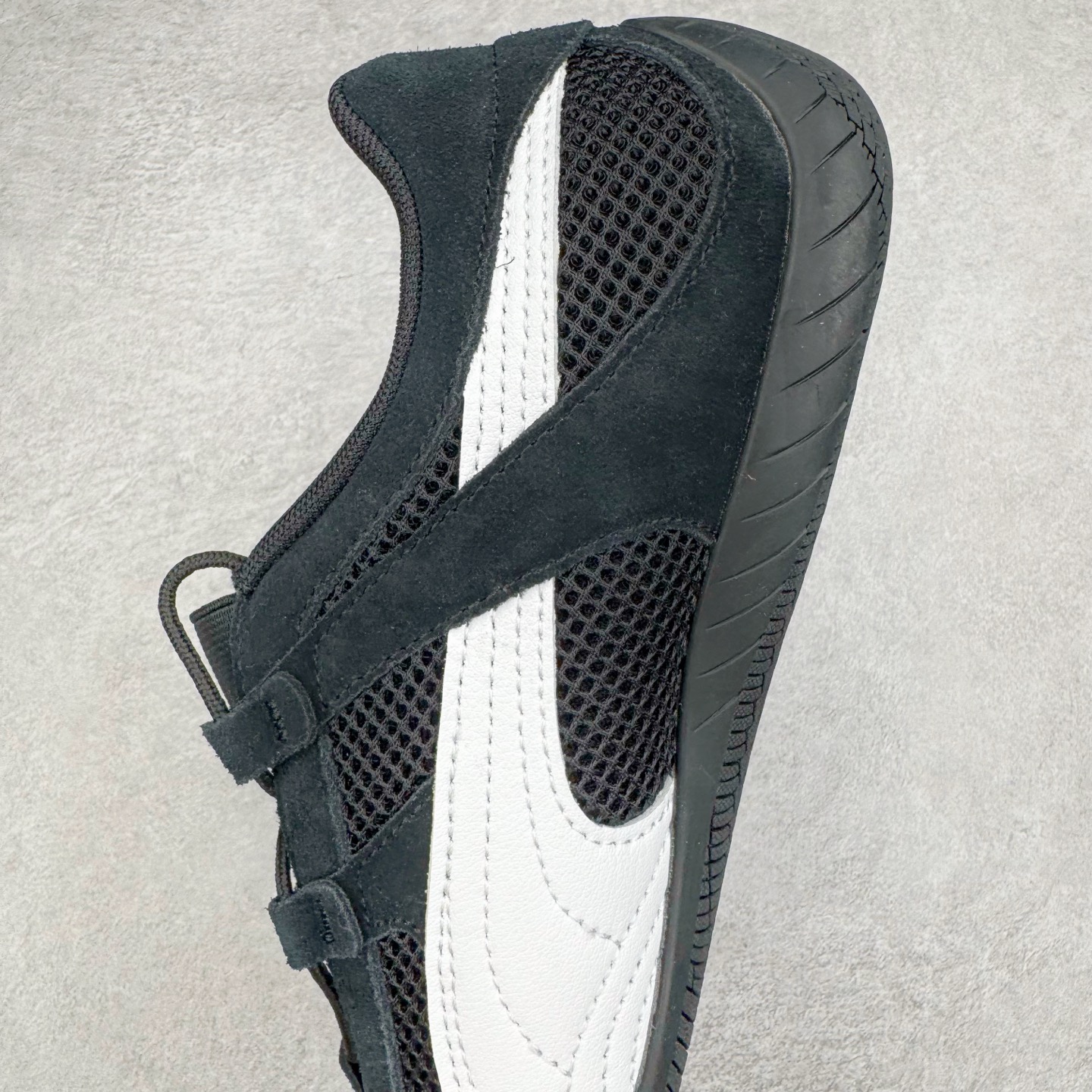 图片[7]-＃HP纯原 PUMA Speedcat Ballerina 彪马柔软舒适防滑耐磨低帮生活休闲鞋芭蕾舞鞋单鞋玛丽珍鞋 这次，PUMA决定再对Speedcat来一次创新，以芭蕾舞鞋为灵感，将芭蕾舞鞋的灵动与轻盈感与赛车鞋融为一体，带来极具个性的全新鞋款Speedcat Ballerina。Speedcat Ballerina由Speedcat去除鞋舌、鞋带以及部分鞋侧位打造而成，鞋带部分被改为如同芭蕾鞋般的交叉弹性带，PUMA的标志依旧设计于鞋侧旁，整个鞋款外观变得更加优雅。Speedcat Ballerina 还汲取了赛车鞋的抓地设计，配备经典橡胶大底。尺码：36 37 37.5 38 38.5 39 40-选品中心