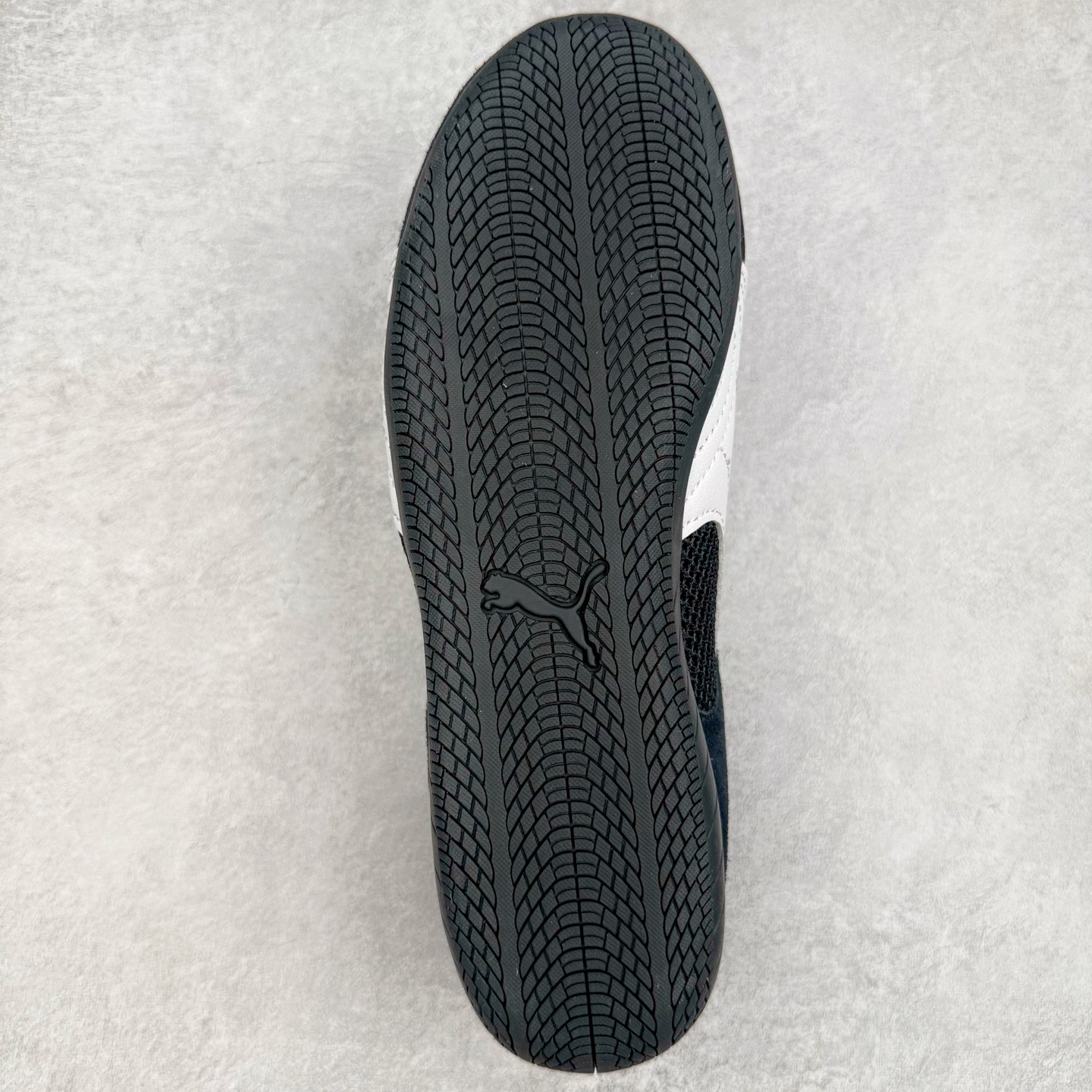 图片[9]-＃HP纯原 PUMA Speedcat Ballerina 彪马柔软舒适防滑耐磨低帮生活休闲鞋芭蕾舞鞋单鞋玛丽珍鞋 这次，PUMA决定再对Speedcat来一次创新，以芭蕾舞鞋为灵感，将芭蕾舞鞋的灵动与轻盈感与赛车鞋融为一体，带来极具个性的全新鞋款Speedcat Ballerina。Speedcat Ballerina由Speedcat去除鞋舌、鞋带以及部分鞋侧位打造而成，鞋带部分被改为如同芭蕾鞋般的交叉弹性带，PUMA的标志依旧设计于鞋侧旁，整个鞋款外观变得更加优雅。Speedcat Ballerina 还汲取了赛车鞋的抓地设计，配备经典橡胶大底。尺码：36 37 37.5 38 38.5 39 40-选品中心