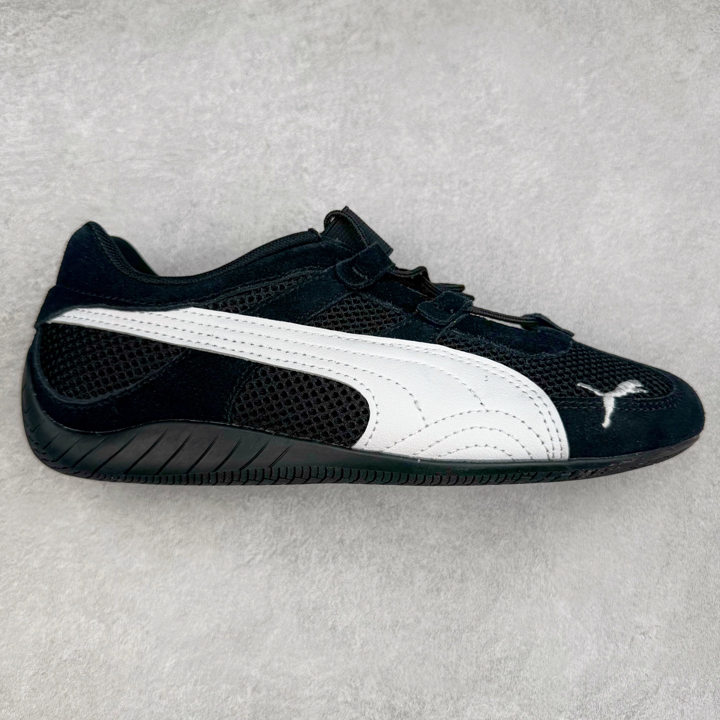 ＃HP纯原 PUMA Speedcat Ballerina 彪马柔软舒适防滑耐磨低帮生活休闲鞋芭蕾舞鞋单鞋玛丽珍鞋 这次，PUMA决定再对Speedcat来一次创新，以芭蕾舞鞋为灵感，将芭蕾舞鞋的灵动与轻盈感与赛车鞋融为一体，带来极具个性的全新鞋款Speedcat Ballerina。Speedcat Ballerina由Speedcat去除鞋舌、鞋带以及部分鞋侧位打造而成，鞋带部分被改为如同芭蕾鞋般的交叉弹性带，PUMA的标志依旧设计于鞋侧旁，整个鞋款外观变得更加优雅。Speedcat Ballerina 还汲取了赛车鞋的抓地设计，配备经典橡胶大底。尺码：36 37 37.5 38 38.5 39 40-选品中心