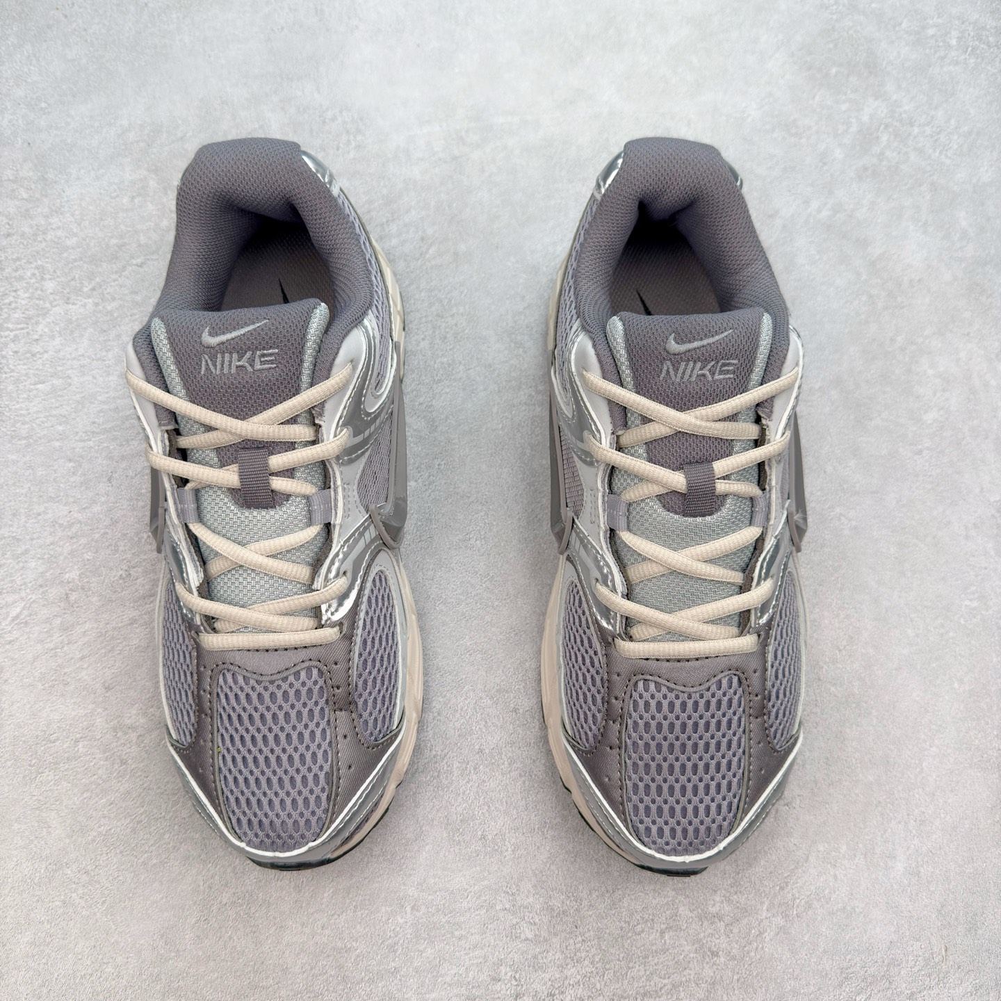 图片[2]-NK V5 RNR 舒适百搭防滑耐磨低帮跑步鞋 HJ5228-003 舒适有型适合日常穿着 该鞋款延续千禧年经典设计搭载泡绵中底 厚实而轻盈匠心细节巧搭立体耐克勾标志焕新演绎复古跑鞋 鞋款从千禧年美学汲取灵感 混搭多种材质突显层次感立体感和传统跑步风范 尺码：36 36.5 37.5 38 38.5 39 40 40.5 41 42 42.5 43 44 44.5 45-选品中心