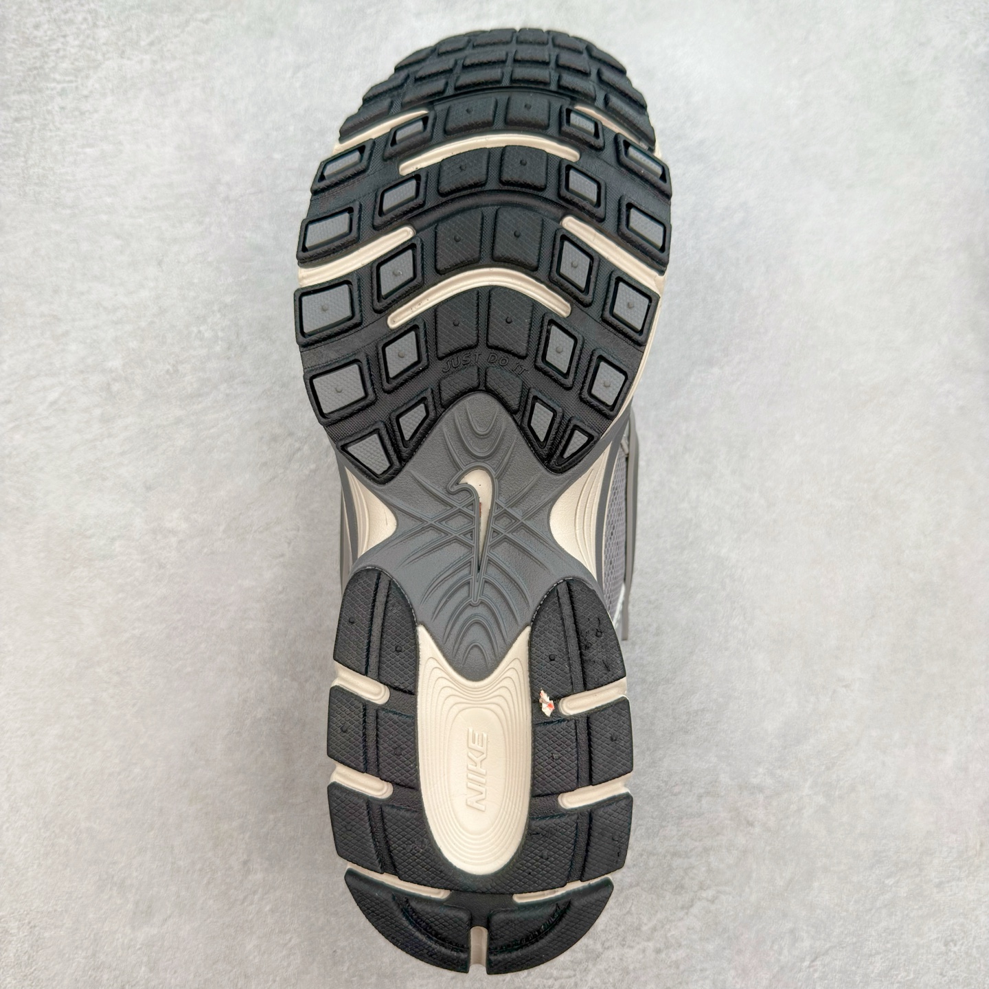 图片[9]-NK V5 RNR 舒适百搭防滑耐磨低帮跑步鞋 HJ5228-003 舒适有型适合日常穿着 该鞋款延续千禧年经典设计搭载泡绵中底 厚实而轻盈匠心细节巧搭立体耐克勾标志焕新演绎复古跑鞋 鞋款从千禧年美学汲取灵感 混搭多种材质突显层次感立体感和传统跑步风范 尺码：36 36.5 37.5 38 38.5 39 40 40.5 41 42 42.5 43 44 44.5 45-选品中心