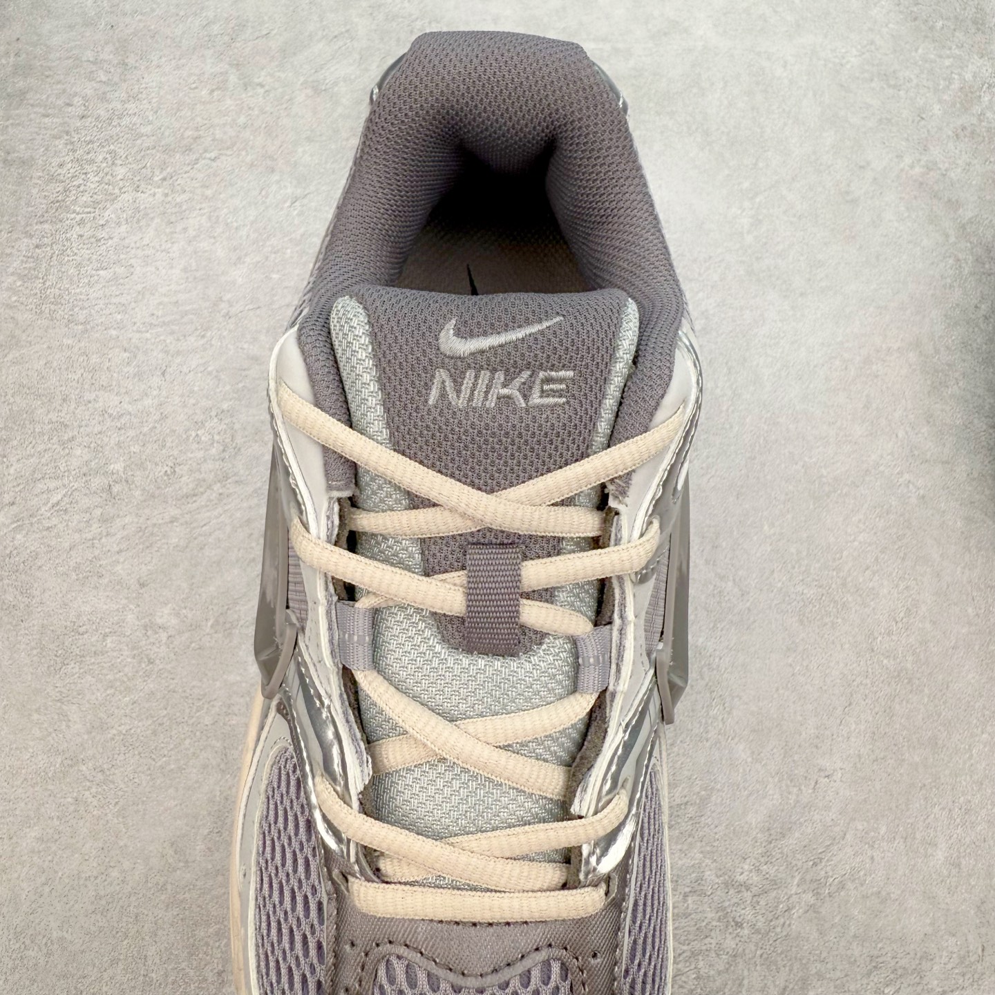 图片[5]-NK V5 RNR 舒适百搭防滑耐磨低帮跑步鞋 HJ5228-003 舒适有型适合日常穿着 该鞋款延续千禧年经典设计搭载泡绵中底 厚实而轻盈匠心细节巧搭立体耐克勾标志焕新演绎复古跑鞋 鞋款从千禧年美学汲取灵感 混搭多种材质突显层次感立体感和传统跑步风范 尺码：36 36.5 37.5 38 38.5 39 40 40.5 41 42 42.5 43 44 44.5 45-选品中心