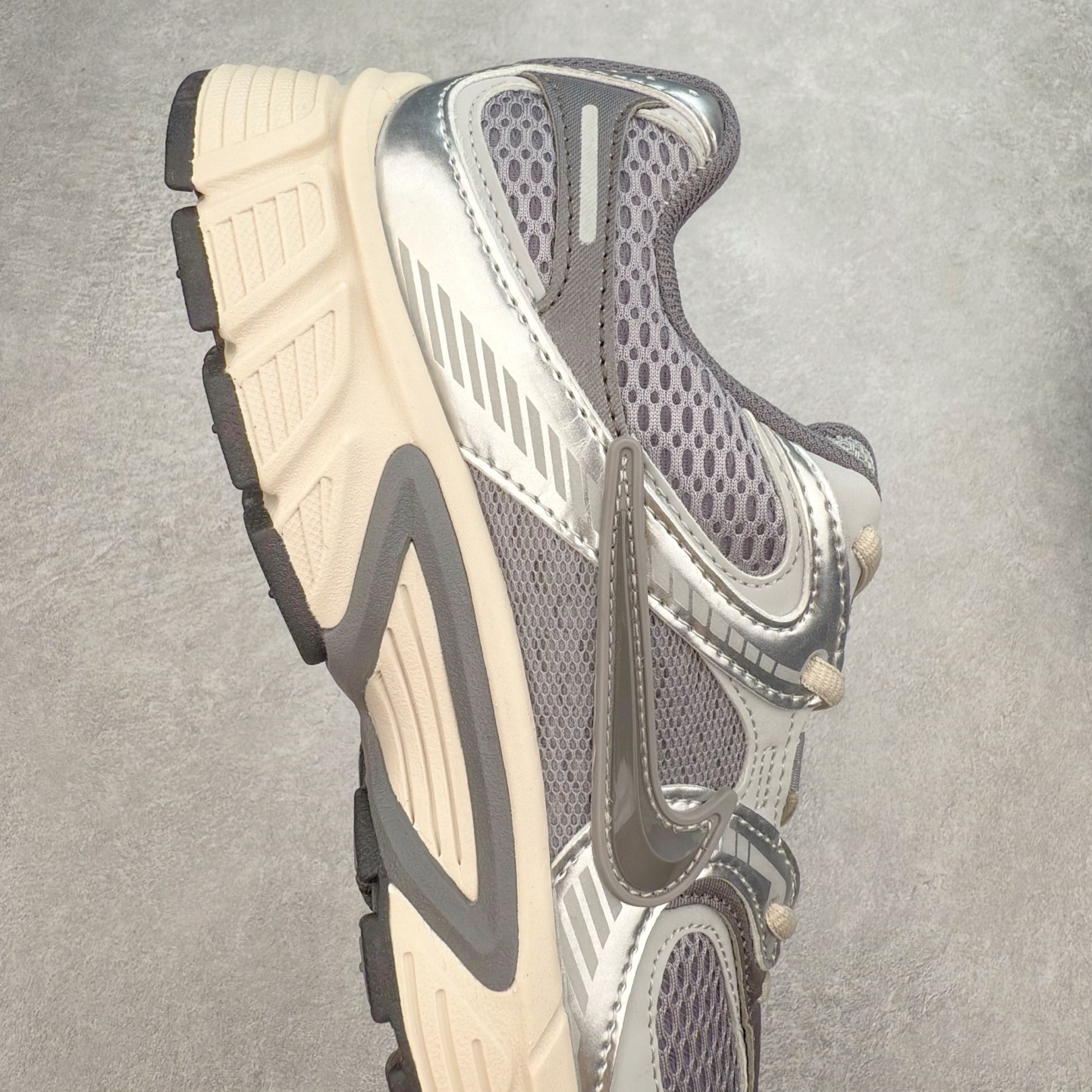 图片[6]-NK V5 RNR 舒适百搭防滑耐磨低帮跑步鞋 HJ5228-003 舒适有型适合日常穿着 该鞋款延续千禧年经典设计搭载泡绵中底 厚实而轻盈匠心细节巧搭立体耐克勾标志焕新演绎复古跑鞋 鞋款从千禧年美学汲取灵感 混搭多种材质突显层次感立体感和传统跑步风范 尺码：36 36.5 37.5 38 38.5 39 40 40.5 41 42 42.5 43 44 44.5 45-选品中心