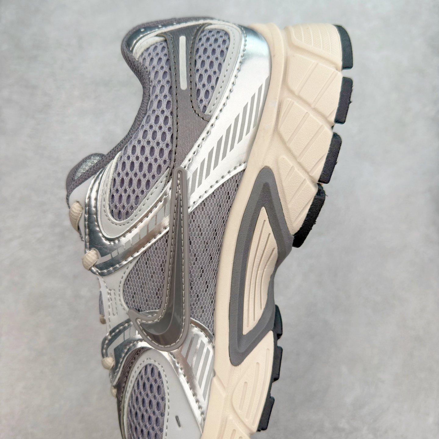 图片[7]-NK V5 RNR 舒适百搭防滑耐磨低帮跑步鞋 HJ5228-003 舒适有型适合日常穿着 该鞋款延续千禧年经典设计搭载泡绵中底 厚实而轻盈匠心细节巧搭立体耐克勾标志焕新演绎复古跑鞋 鞋款从千禧年美学汲取灵感 混搭多种材质突显层次感立体感和传统跑步风范 尺码：36 36.5 37.5 38 38.5 39 40 40.5 41 42 42.5 43 44 44.5 45-选品中心