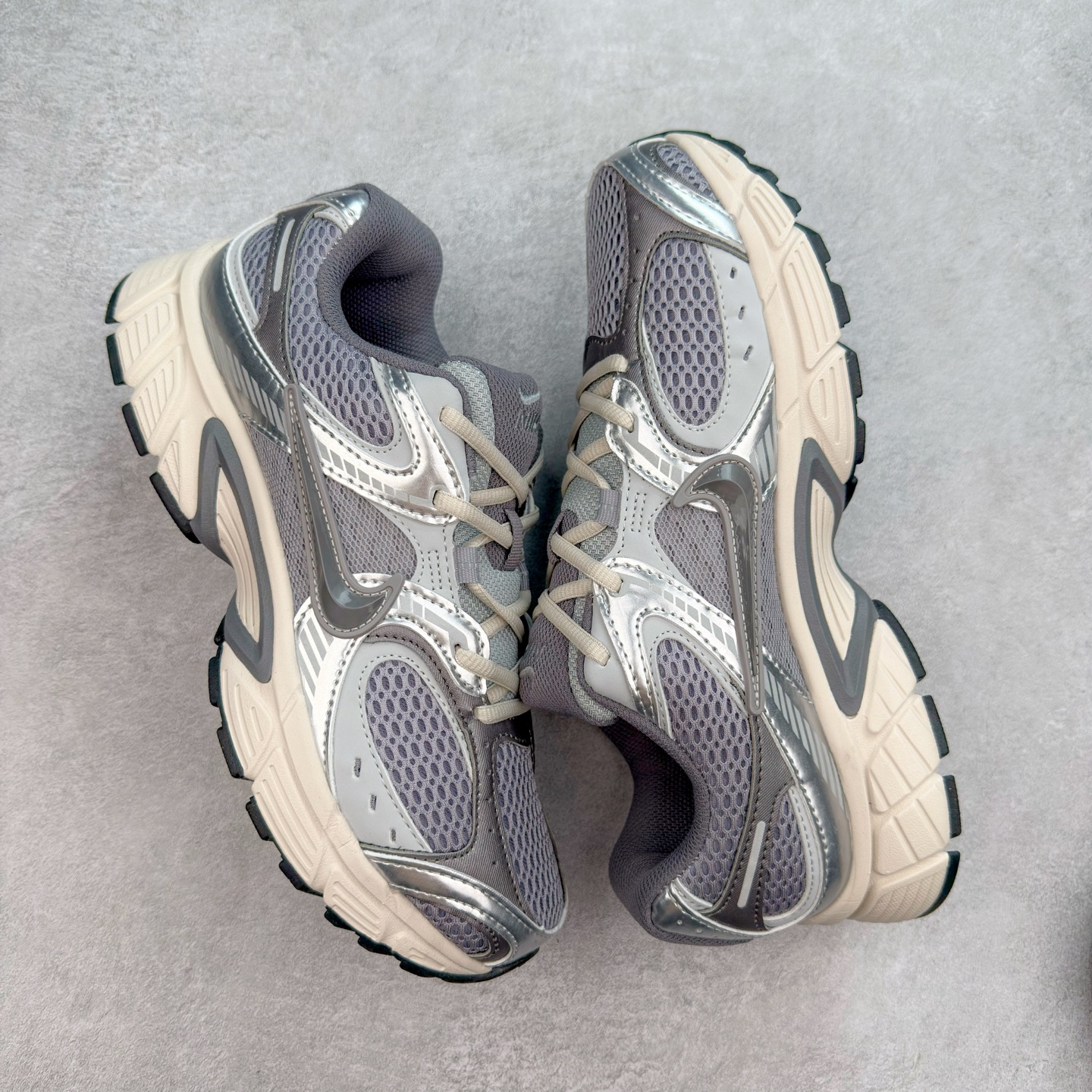 图片[3]-NK V5 RNR 舒适百搭防滑耐磨低帮跑步鞋 HJ5228-003 舒适有型适合日常穿着 该鞋款延续千禧年经典设计搭载泡绵中底 厚实而轻盈匠心细节巧搭立体耐克勾标志焕新演绎复古跑鞋 鞋款从千禧年美学汲取灵感 混搭多种材质突显层次感立体感和传统跑步风范 尺码：36 36.5 37.5 38 38.5 39 40 40.5 41 42 42.5 43 44 44.5 45-选品中心