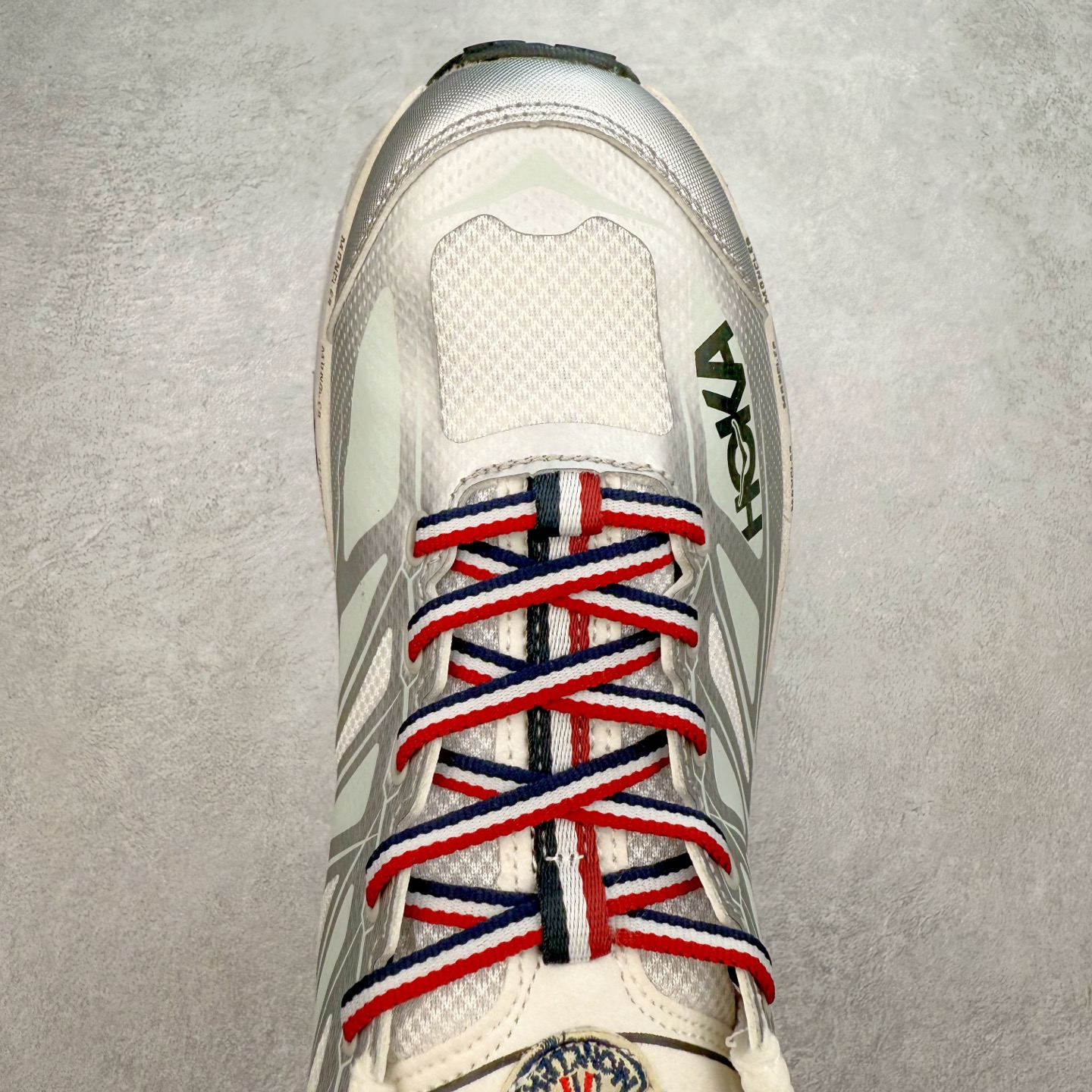 图片[4]-HOKA ONE ONE Mafate Speed 2 Low 玛法特2代系列低帮轻量户外越野休闲运动慢跑鞋 HOKA ONE ONE 最近推出了一个胶囊系列 Origin Story 这个系列里的 Mafate Speed 2 可以说让我日思夜想有一阵子了 最近终于拔草 让我来分享一下这双也是上脚赞到爆的越野跑鞋吧 以阿尔卑斯山脉作为主题将亮黄色与蓝色调覆盖在这经典轮廓之上 配色的呈现效果相当亮眼 以至于很多人买这个配色是用来日常搭配的 鞋面采用超轻的无缝架构 轻薄的TPU贴在透气的鞋面材料上 减轻重量同时也保证了支撑性 鞋底则采用滚动平衡技术 引导跑者回归自然步态 祖传的神奇EVA材质中底依旧是一如既往地表现优秀 能提供充足的缓震 作为HOKA家的越野跑鞋 VIBRAM 橡胶大底也是必不可少的 即便在复杂湿滑的地形 依旧能有良好的抓地力及稳定性 鞋带采用了弹性不易松脱的扁宽弹性鞋带 前掌与中掌部分也进行了加宽 也更加适合亚洲人的脚型 是一款十分全面且足够强悍的户外硬核越野鞋 而这双极其亮眼的越野跑鞋恰好又是在江山一百中参赛的UTMB冠军 Ludovic POMMERET 夺冠时穿着的战靴 这就让它变得更加有吸引力了 用来日常搭配的话短裤是基本不挑 长裤我个人推荐阔腿裤 工装裤以及各种长筒牛仔裤都可以 尺码：36 36.5 37.5 38 38.5 39 40 40.5 41 42 42.5 43 44 44.5 45-选品中心