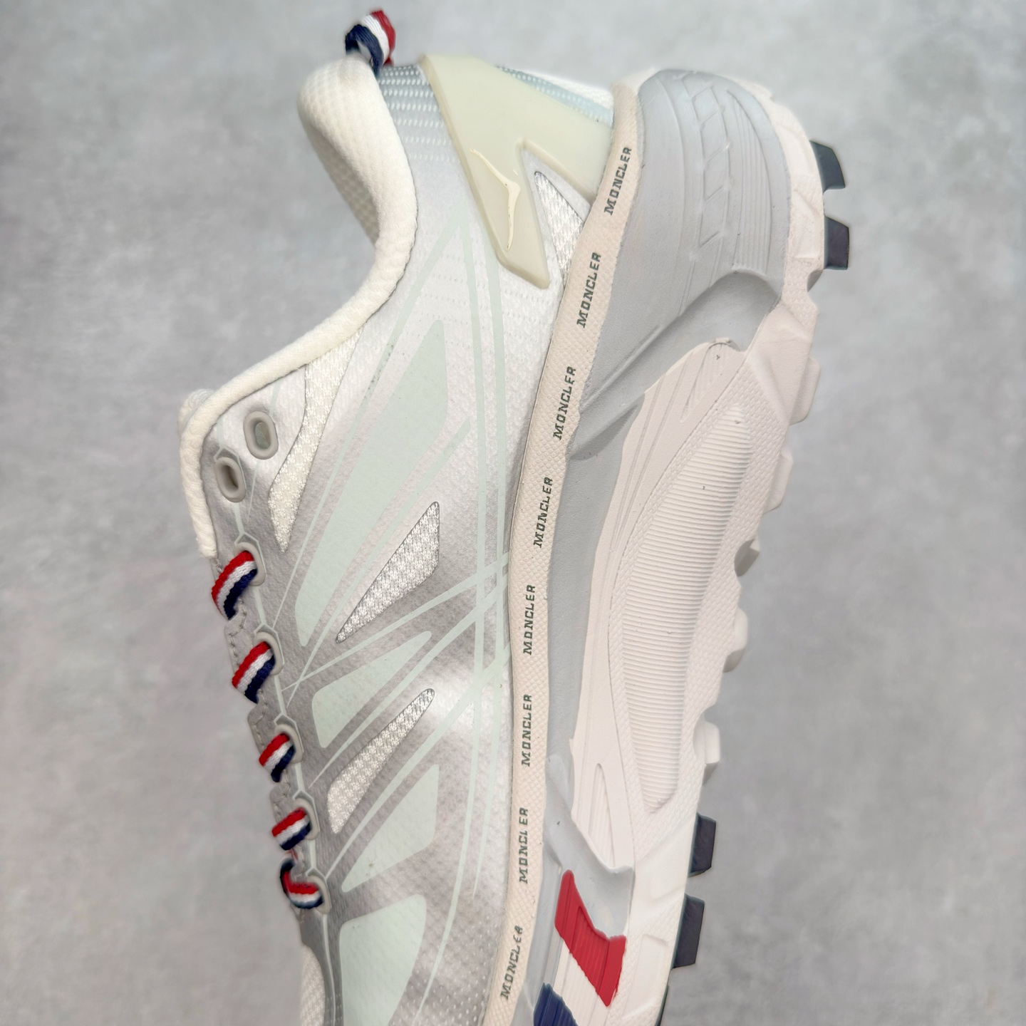 图片[7]-HOKA ONE ONE Mafate Speed 2 Low 玛法特2代系列低帮轻量户外越野休闲运动慢跑鞋 HOKA ONE ONE 最近推出了一个胶囊系列 Origin Story 这个系列里的 Mafate Speed 2 可以说让我日思夜想有一阵子了 最近终于拔草 让我来分享一下这双也是上脚赞到爆的越野跑鞋吧 以阿尔卑斯山脉作为主题将亮黄色与蓝色调覆盖在这经典轮廓之上 配色的呈现效果相当亮眼 以至于很多人买这个配色是用来日常搭配的 鞋面采用超轻的无缝架构 轻薄的TPU贴在透气的鞋面材料上 减轻重量同时也保证了支撑性 鞋底则采用滚动平衡技术 引导跑者回归自然步态 祖传的神奇EVA材质中底依旧是一如既往地表现优秀 能提供充足的缓震 作为HOKA家的越野跑鞋 VIBRAM 橡胶大底也是必不可少的 即便在复杂湿滑的地形 依旧能有良好的抓地力及稳定性 鞋带采用了弹性不易松脱的扁宽弹性鞋带 前掌与中掌部分也进行了加宽 也更加适合亚洲人的脚型 是一款十分全面且足够强悍的户外硬核越野鞋 而这双极其亮眼的越野跑鞋恰好又是在江山一百中参赛的UTMB冠军 Ludovic POMMERET 夺冠时穿着的战靴 这就让它变得更加有吸引力了 用来日常搭配的话短裤是基本不挑 长裤我个人推荐阔腿裤 工装裤以及各种长筒牛仔裤都可以 尺码：36 36.5 37.5 38 38.5 39 40 40.5 41 42 42.5 43 44 44.5 45-选品中心