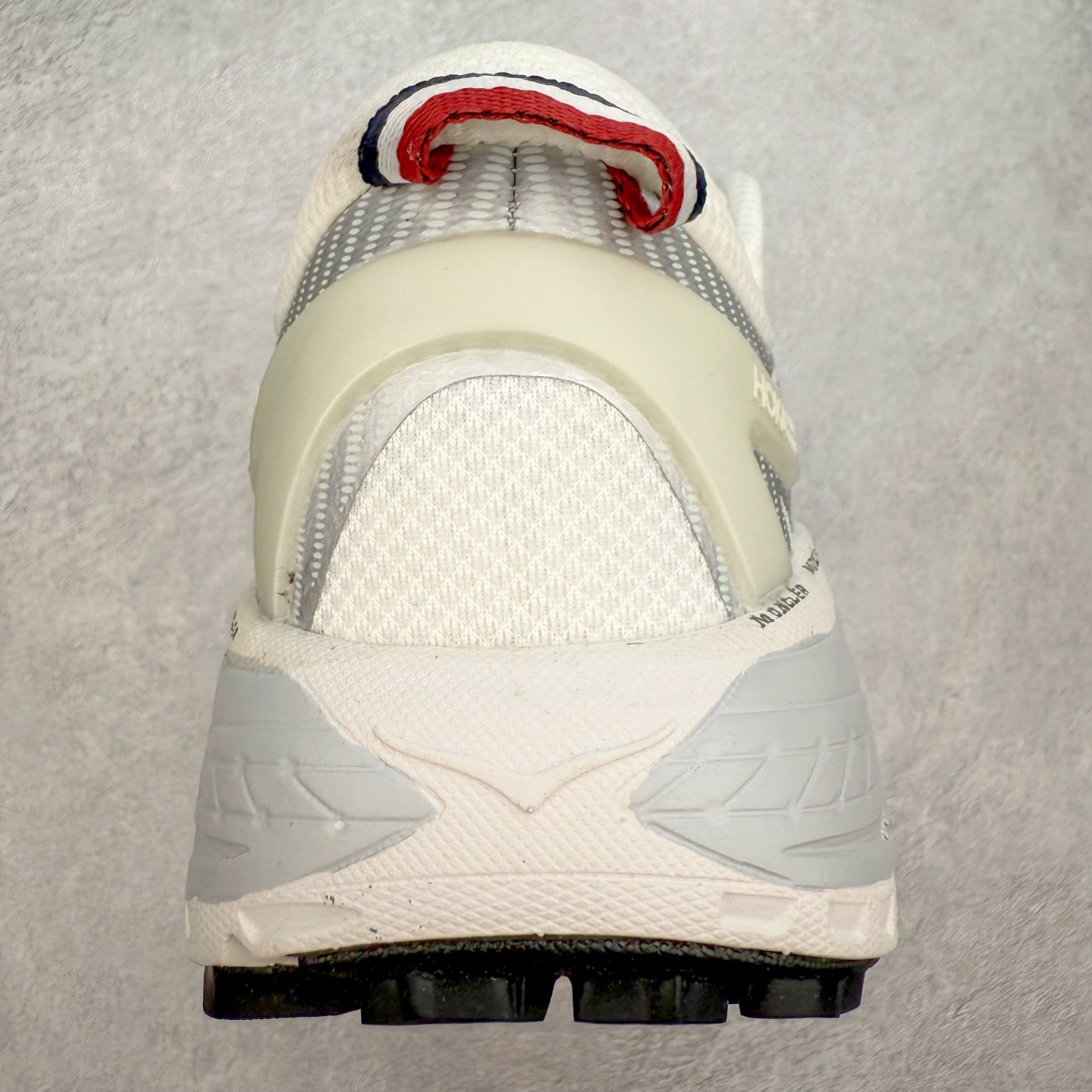 图片[8]-HOKA ONE ONE Mafate Speed 2 Low 玛法特2代系列低帮轻量户外越野休闲运动慢跑鞋 HOKA ONE ONE 最近推出了一个胶囊系列 Origin Story 这个系列里的 Mafate Speed 2 可以说让我日思夜想有一阵子了 最近终于拔草 让我来分享一下这双也是上脚赞到爆的越野跑鞋吧 以阿尔卑斯山脉作为主题将亮黄色与蓝色调覆盖在这经典轮廓之上 配色的呈现效果相当亮眼 以至于很多人买这个配色是用来日常搭配的 鞋面采用超轻的无缝架构 轻薄的TPU贴在透气的鞋面材料上 减轻重量同时也保证了支撑性 鞋底则采用滚动平衡技术 引导跑者回归自然步态 祖传的神奇EVA材质中底依旧是一如既往地表现优秀 能提供充足的缓震 作为HOKA家的越野跑鞋 VIBRAM 橡胶大底也是必不可少的 即便在复杂湿滑的地形 依旧能有良好的抓地力及稳定性 鞋带采用了弹性不易松脱的扁宽弹性鞋带 前掌与中掌部分也进行了加宽 也更加适合亚洲人的脚型 是一款十分全面且足够强悍的户外硬核越野鞋 而这双极其亮眼的越野跑鞋恰好又是在江山一百中参赛的UTMB冠军 Ludovic POMMERET 夺冠时穿着的战靴 这就让它变得更加有吸引力了 用来日常搭配的话短裤是基本不挑 长裤我个人推荐阔腿裤 工装裤以及各种长筒牛仔裤都可以 尺码：36 36.5 37.5 38 38.5 39 40 40.5 41 42 42.5 43 44 44.5 45-选品中心