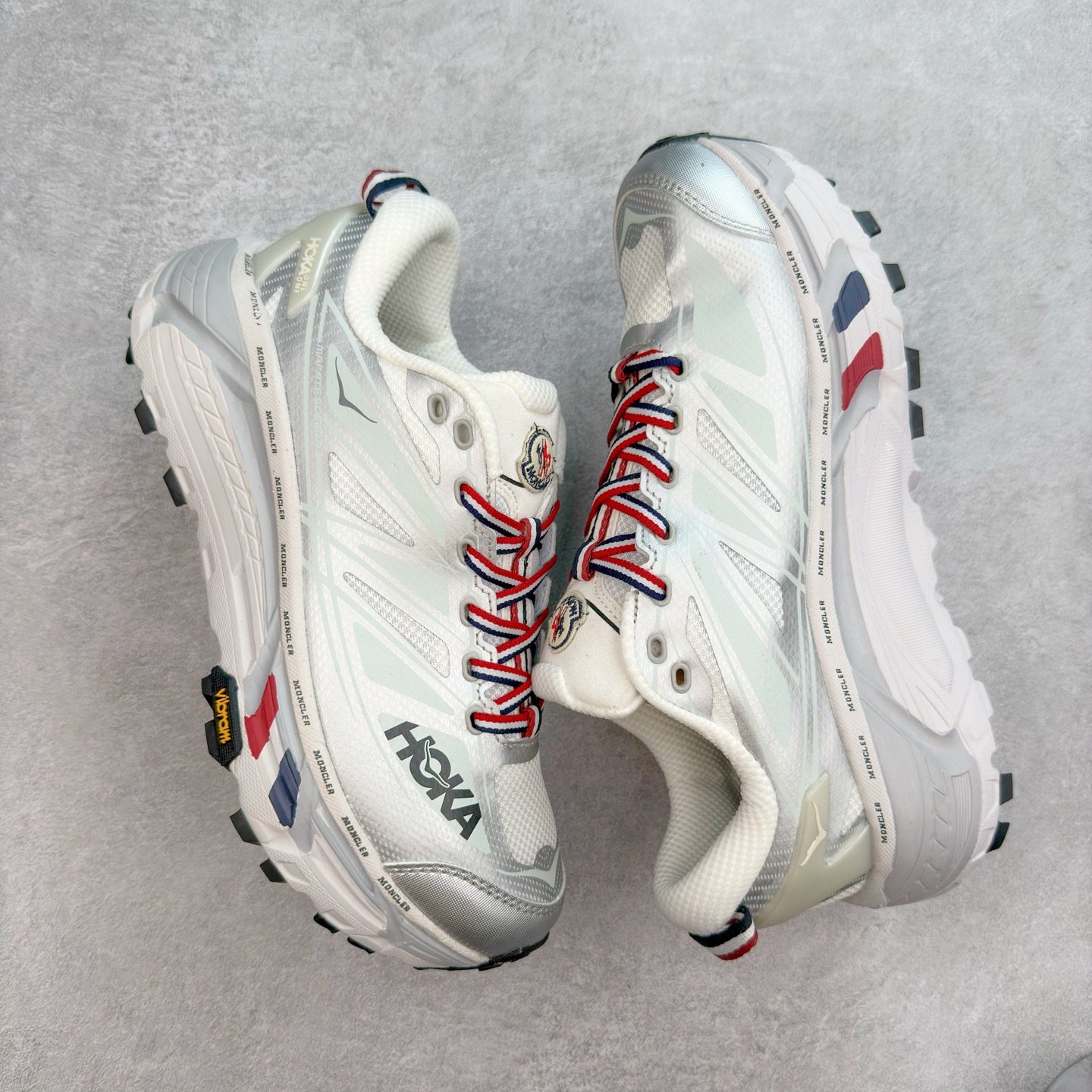 图片[3]-HOKA ONE ONE Mafate Speed 2 Low 玛法特2代系列低帮轻量户外越野休闲运动慢跑鞋 HOKA ONE ONE 最近推出了一个胶囊系列 Origin Story 这个系列里的 Mafate Speed 2 可以说让我日思夜想有一阵子了 最近终于拔草 让我来分享一下这双也是上脚赞到爆的越野跑鞋吧 以阿尔卑斯山脉作为主题将亮黄色与蓝色调覆盖在这经典轮廓之上 配色的呈现效果相当亮眼 以至于很多人买这个配色是用来日常搭配的 鞋面采用超轻的无缝架构 轻薄的TPU贴在透气的鞋面材料上 减轻重量同时也保证了支撑性 鞋底则采用滚动平衡技术 引导跑者回归自然步态 祖传的神奇EVA材质中底依旧是一如既往地表现优秀 能提供充足的缓震 作为HOKA家的越野跑鞋 VIBRAM 橡胶大底也是必不可少的 即便在复杂湿滑的地形 依旧能有良好的抓地力及稳定性 鞋带采用了弹性不易松脱的扁宽弹性鞋带 前掌与中掌部分也进行了加宽 也更加适合亚洲人的脚型 是一款十分全面且足够强悍的户外硬核越野鞋 而这双极其亮眼的越野跑鞋恰好又是在江山一百中参赛的UTMB冠军 Ludovic POMMERET 夺冠时穿着的战靴 这就让它变得更加有吸引力了 用来日常搭配的话短裤是基本不挑 长裤我个人推荐阔腿裤 工装裤以及各种长筒牛仔裤都可以 尺码：36 36.5 37.5 38 38.5 39 40 40.5 41 42 42.5 43 44 44.5 45-选品中心