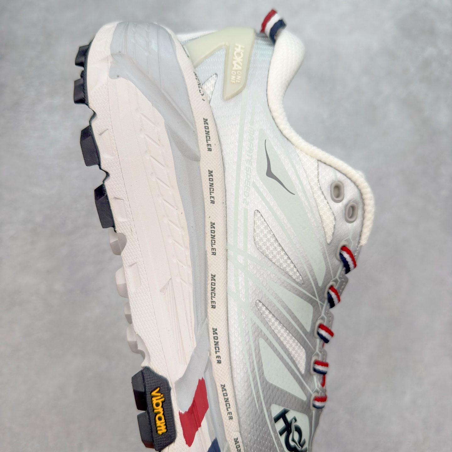 图片[6]-HOKA ONE ONE Mafate Speed 2 Low 玛法特2代系列低帮轻量户外越野休闲运动慢跑鞋 HOKA ONE ONE 最近推出了一个胶囊系列 Origin Story 这个系列里的 Mafate Speed 2 可以说让我日思夜想有一阵子了 最近终于拔草 让我来分享一下这双也是上脚赞到爆的越野跑鞋吧 以阿尔卑斯山脉作为主题将亮黄色与蓝色调覆盖在这经典轮廓之上 配色的呈现效果相当亮眼 以至于很多人买这个配色是用来日常搭配的 鞋面采用超轻的无缝架构 轻薄的TPU贴在透气的鞋面材料上 减轻重量同时也保证了支撑性 鞋底则采用滚动平衡技术 引导跑者回归自然步态 祖传的神奇EVA材质中底依旧是一如既往地表现优秀 能提供充足的缓震 作为HOKA家的越野跑鞋 VIBRAM 橡胶大底也是必不可少的 即便在复杂湿滑的地形 依旧能有良好的抓地力及稳定性 鞋带采用了弹性不易松脱的扁宽弹性鞋带 前掌与中掌部分也进行了加宽 也更加适合亚洲人的脚型 是一款十分全面且足够强悍的户外硬核越野鞋 而这双极其亮眼的越野跑鞋恰好又是在江山一百中参赛的UTMB冠军 Ludovic POMMERET 夺冠时穿着的战靴 这就让它变得更加有吸引力了 用来日常搭配的话短裤是基本不挑 长裤我个人推荐阔腿裤 工装裤以及各种长筒牛仔裤都可以 尺码：36 36.5 37.5 38 38.5 39 40 40.5 41 42 42.5 43 44 44.5 45-选品中心