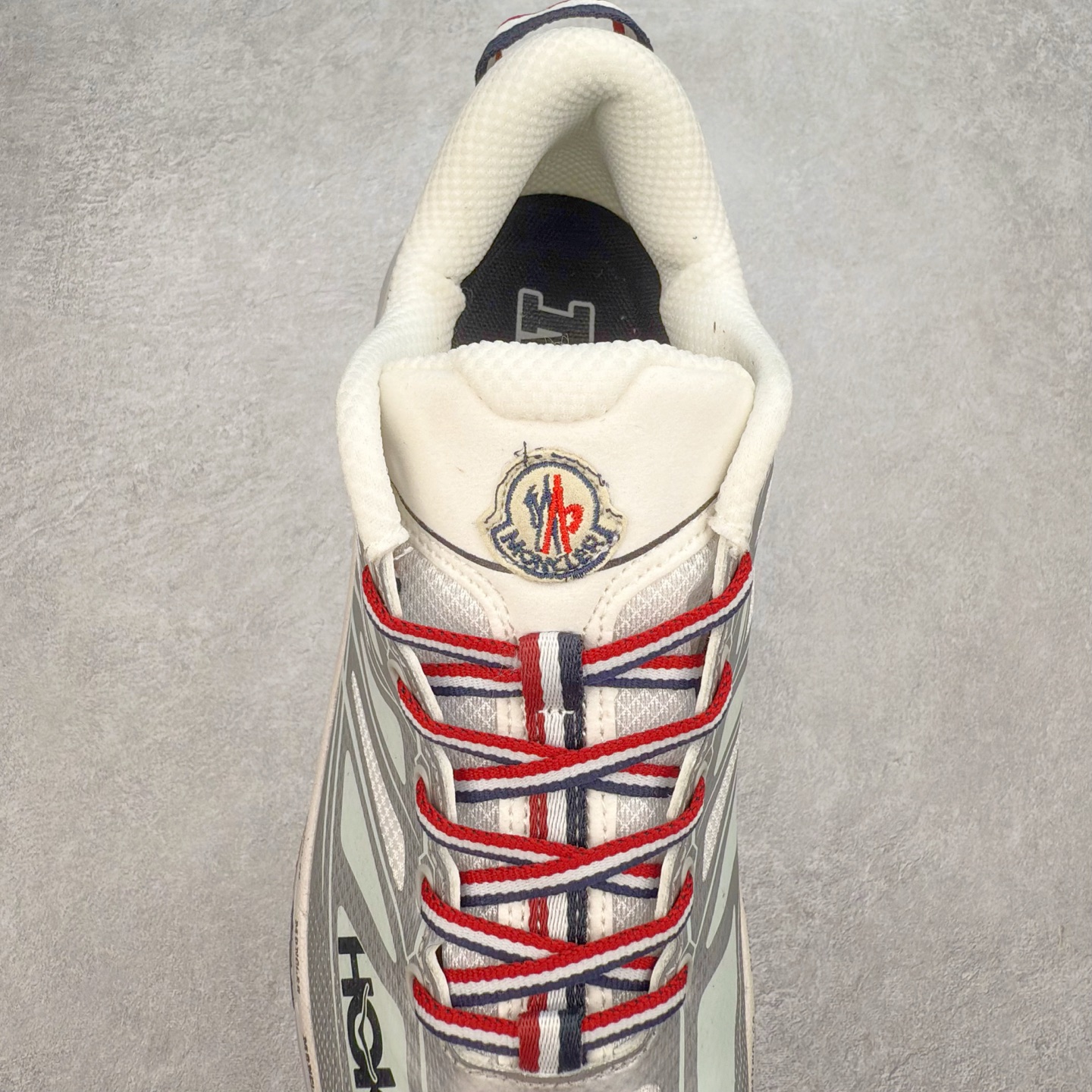 图片[5]-HOKA ONE ONE Mafate Speed 2 Low 玛法特2代系列低帮轻量户外越野休闲运动慢跑鞋 HOKA ONE ONE 最近推出了一个胶囊系列 Origin Story 这个系列里的 Mafate Speed 2 可以说让我日思夜想有一阵子了 最近终于拔草 让我来分享一下这双也是上脚赞到爆的越野跑鞋吧 以阿尔卑斯山脉作为主题将亮黄色与蓝色调覆盖在这经典轮廓之上 配色的呈现效果相当亮眼 以至于很多人买这个配色是用来日常搭配的 鞋面采用超轻的无缝架构 轻薄的TPU贴在透气的鞋面材料上 减轻重量同时也保证了支撑性 鞋底则采用滚动平衡技术 引导跑者回归自然步态 祖传的神奇EVA材质中底依旧是一如既往地表现优秀 能提供充足的缓震 作为HOKA家的越野跑鞋 VIBRAM 橡胶大底也是必不可少的 即便在复杂湿滑的地形 依旧能有良好的抓地力及稳定性 鞋带采用了弹性不易松脱的扁宽弹性鞋带 前掌与中掌部分也进行了加宽 也更加适合亚洲人的脚型 是一款十分全面且足够强悍的户外硬核越野鞋 而这双极其亮眼的越野跑鞋恰好又是在江山一百中参赛的UTMB冠军 Ludovic POMMERET 夺冠时穿着的战靴 这就让它变得更加有吸引力了 用来日常搭配的话短裤是基本不挑 长裤我个人推荐阔腿裤 工装裤以及各种长筒牛仔裤都可以 尺码：36 36.5 37.5 38 38.5 39 40 40.5 41 42 42.5 43 44 44.5 45-选品中心