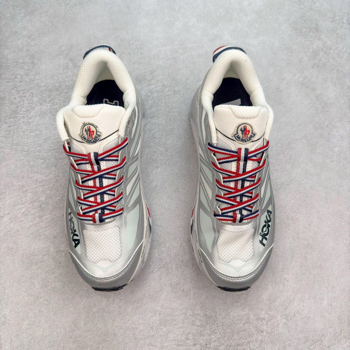 图片[2]-HOKA ONE ONE Mafate Speed 2 Low 玛法特2代系列低帮轻量户外越野休闲运动慢跑鞋 HOKA ONE ONE 最近推出了一个胶囊系列 Origin Story 这个系列里的 Mafate Speed 2 可以说让我日思夜想有一阵子了 最近终于拔草 让我来分享一下这双也是上脚赞到爆的越野跑鞋吧 以阿尔卑斯山脉作为主题将亮黄色与蓝色调覆盖在这经典轮廓之上 配色的呈现效果相当亮眼 以至于很多人买这个配色是用来日常搭配的 鞋面采用超轻的无缝架构 轻薄的TPU贴在透气的鞋面材料上 减轻重量同时也保证了支撑性 鞋底则采用滚动平衡技术 引导跑者回归自然步态 祖传的神奇EVA材质中底依旧是一如既往地表现优秀 能提供充足的缓震 作为HOKA家的越野跑鞋 VIBRAM 橡胶大底也是必不可少的 即便在复杂湿滑的地形 依旧能有良好的抓地力及稳定性 鞋带采用了弹性不易松脱的扁宽弹性鞋带 前掌与中掌部分也进行了加宽 也更加适合亚洲人的脚型 是一款十分全面且足够强悍的户外硬核越野鞋 而这双极其亮眼的越野跑鞋恰好又是在江山一百中参赛的UTMB冠军 Ludovic POMMERET 夺冠时穿着的战靴 这就让它变得更加有吸引力了 用来日常搭配的话短裤是基本不挑 长裤我个人推荐阔腿裤 工装裤以及各种长筒牛仔裤都可以 尺码：36 36.5 37.5 38 38.5 39 40 40.5 41 42 42.5 43 44 44.5 45-选品中心