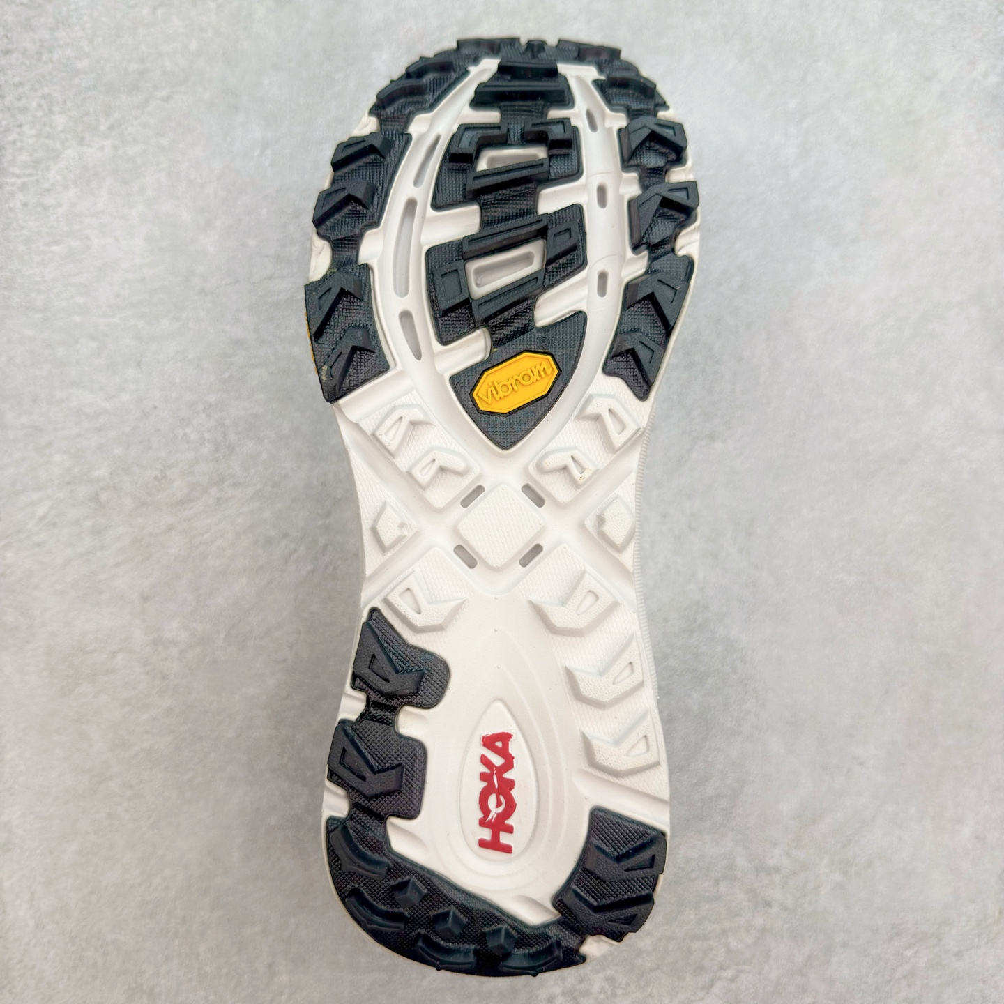 图片[9]-HOKA ONE ONE Mafate Speed 2 Low 玛法特2代系列低帮轻量户外越野休闲运动慢跑鞋 HOKA ONE ONE 最近推出了一个胶囊系列 Origin Story 这个系列里的 Mafate Speed 2 可以说让我日思夜想有一阵子了 最近终于拔草 让我来分享一下这双也是上脚赞到爆的越野跑鞋吧 以阿尔卑斯山脉作为主题将亮黄色与蓝色调覆盖在这经典轮廓之上 配色的呈现效果相当亮眼 以至于很多人买这个配色是用来日常搭配的 鞋面采用超轻的无缝架构 轻薄的TPU贴在透气的鞋面材料上 减轻重量同时也保证了支撑性 鞋底则采用滚动平衡技术 引导跑者回归自然步态 祖传的神奇EVA材质中底依旧是一如既往地表现优秀 能提供充足的缓震 作为HOKA家的越野跑鞋 VIBRAM 橡胶大底也是必不可少的 即便在复杂湿滑的地形 依旧能有良好的抓地力及稳定性 鞋带采用了弹性不易松脱的扁宽弹性鞋带 前掌与中掌部分也进行了加宽 也更加适合亚洲人的脚型 是一款十分全面且足够强悍的户外硬核越野鞋 而这双极其亮眼的越野跑鞋恰好又是在江山一百中参赛的UTMB冠军 Ludovic POMMERET 夺冠时穿着的战靴 这就让它变得更加有吸引力了 用来日常搭配的话短裤是基本不挑 长裤我个人推荐阔腿裤 工装裤以及各种长筒牛仔裤都可以 尺码：36 36.5 37.5 38 38.5 39 40 40.5 41 42 42.5 43 44 44.5 45-选品中心